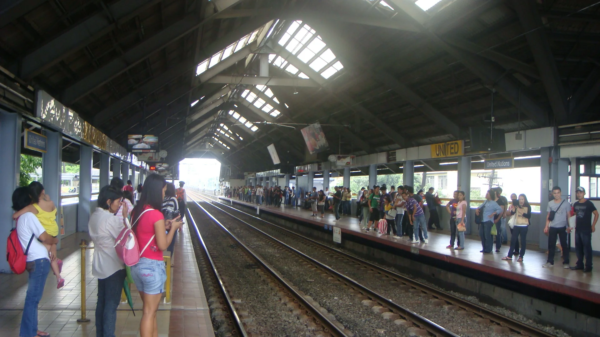 Estrutura externa da estação United Nations da LRT em Ermita, Manila, fotografada em 2012.