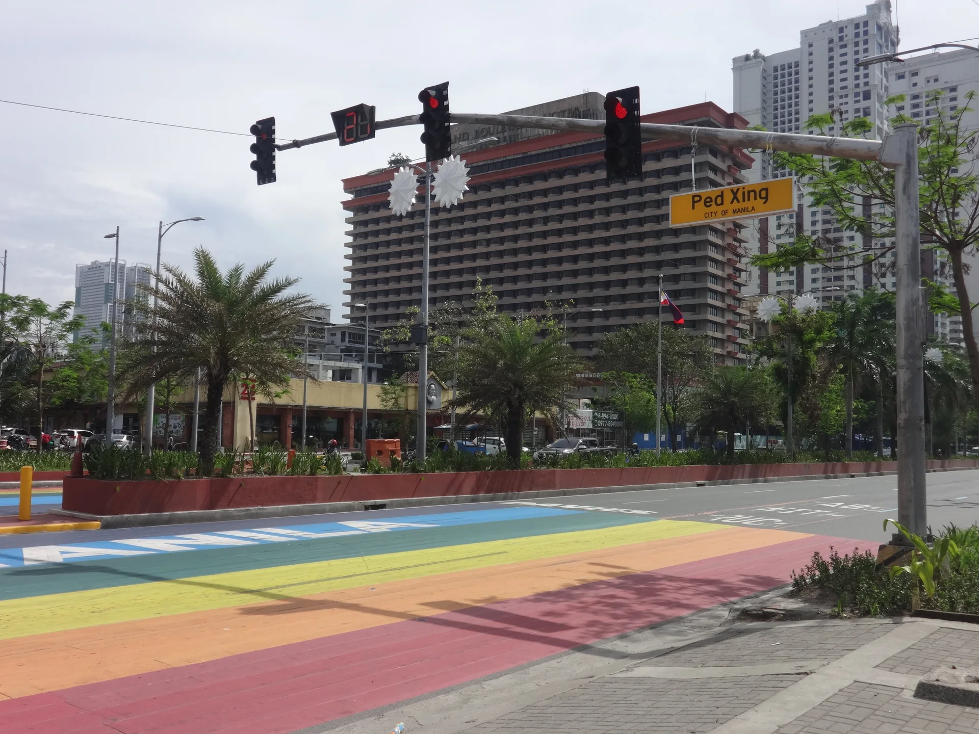 Sinalização de travessia de pedestres na Roxas Boulevard, em Manila, fotografada em 2020.