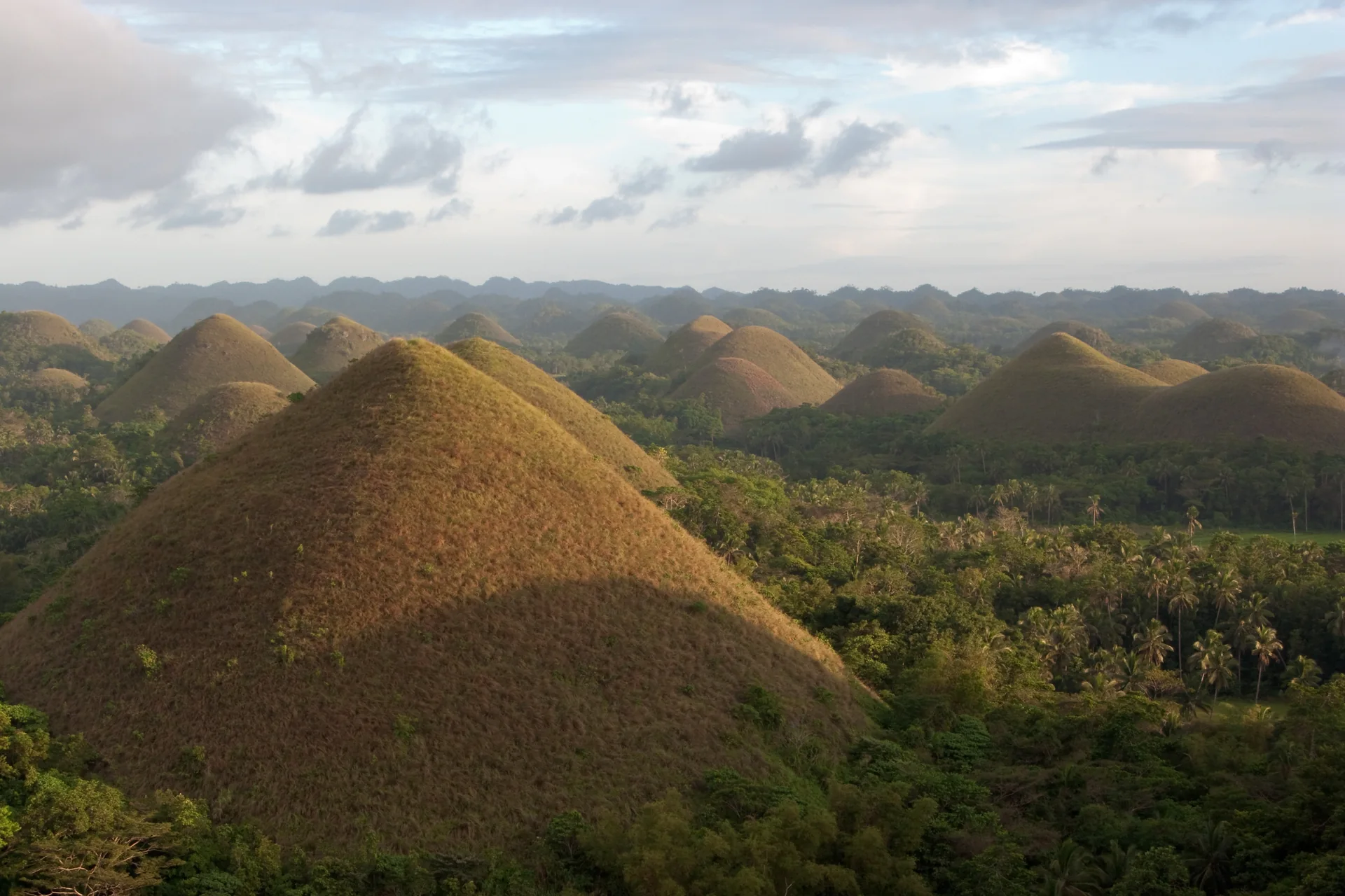 Colinas de formas arredondadas se repetem na paisagem de Bohol, nas Visayas centrais, Filipinas.