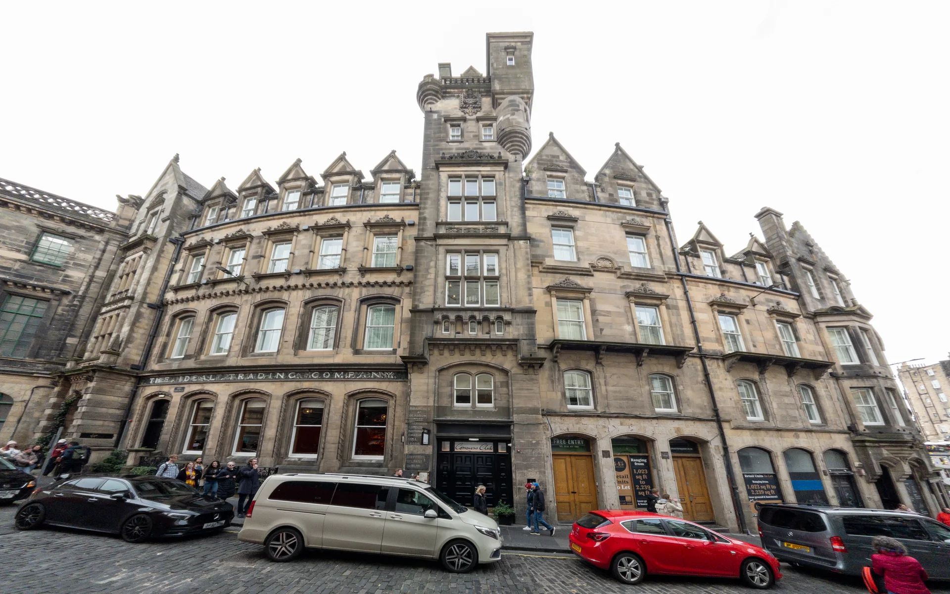 Fachada histórica de pedra em India Buildings, junto a Victoria Street, na Old Town de Edimburgo, vista da rua.