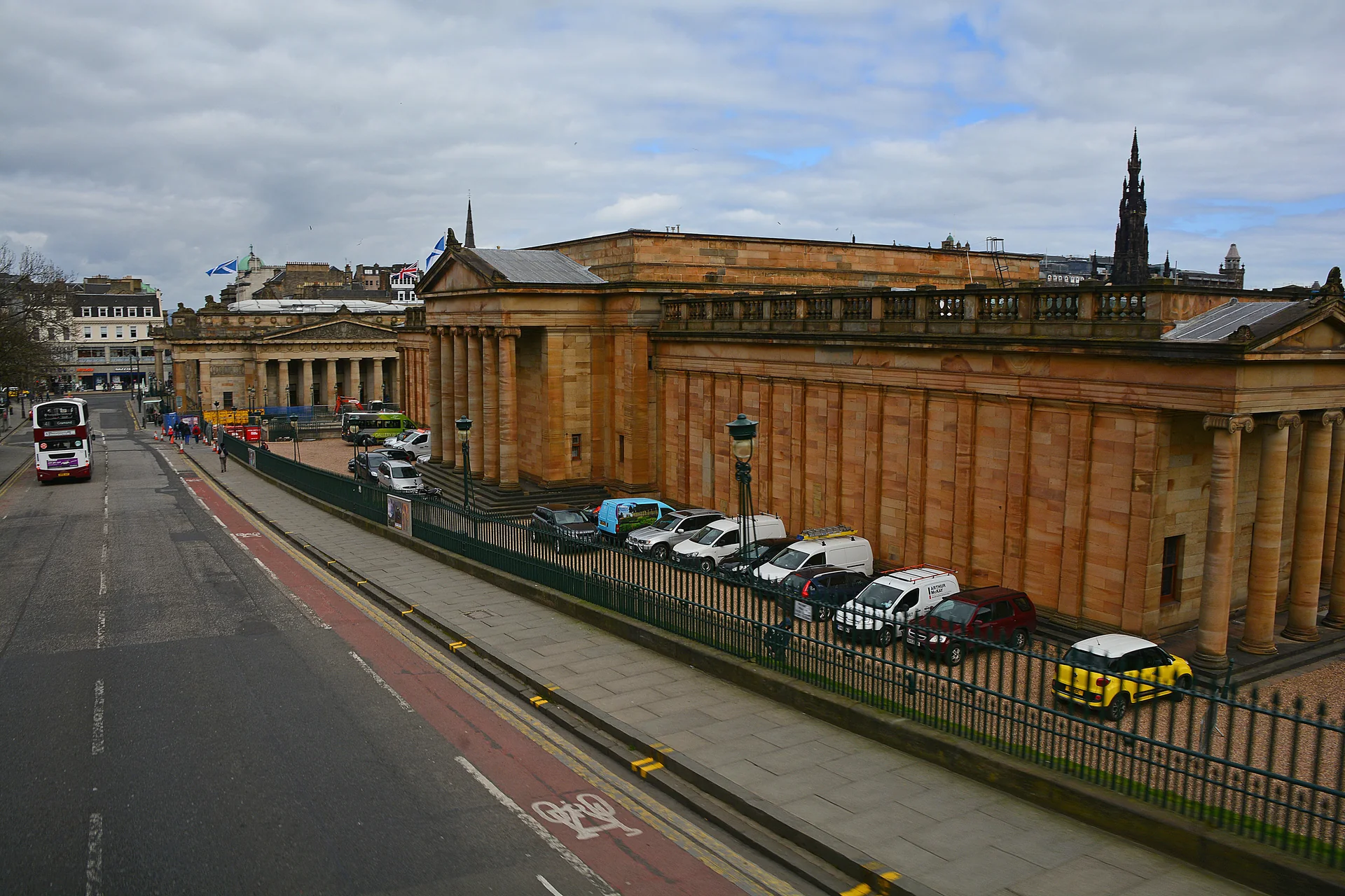 Fachada neoclássica da Scottish National Gallery em Edimburgo, vista da rua sob céu nublado.