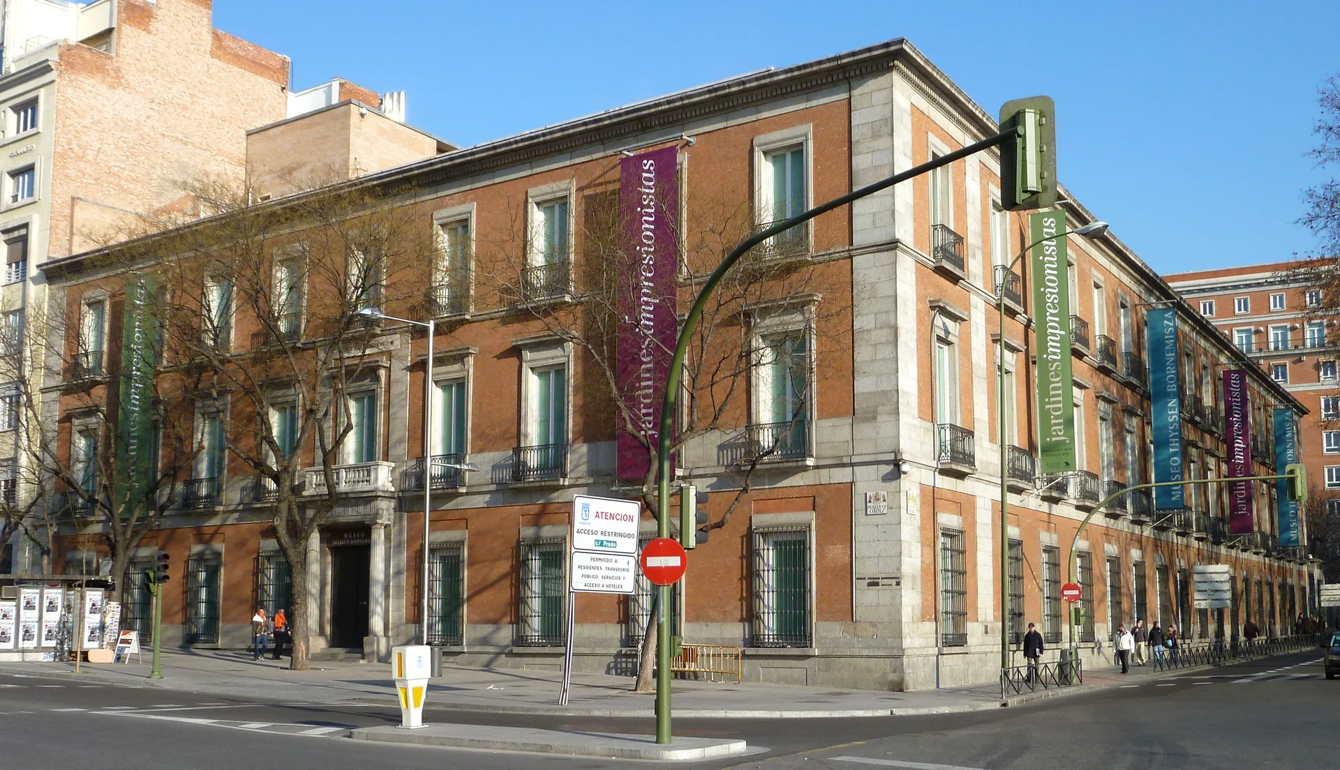 Vista de esquina da fachada do Museu Thyssen-Bornemisza em Madri.