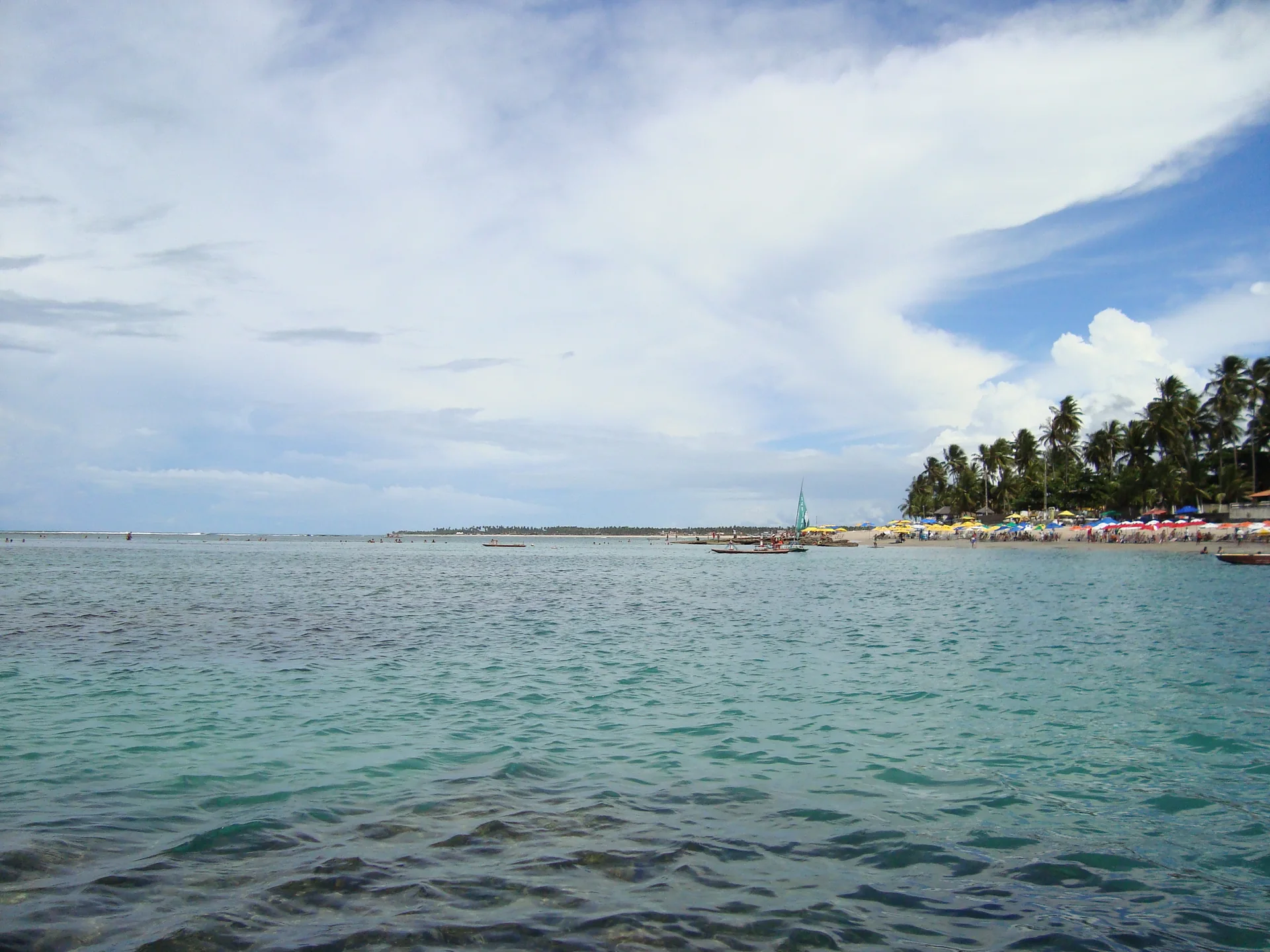 Vista ampla do mar e da orla de Porto de Galinhas, em fotografia de 2009.