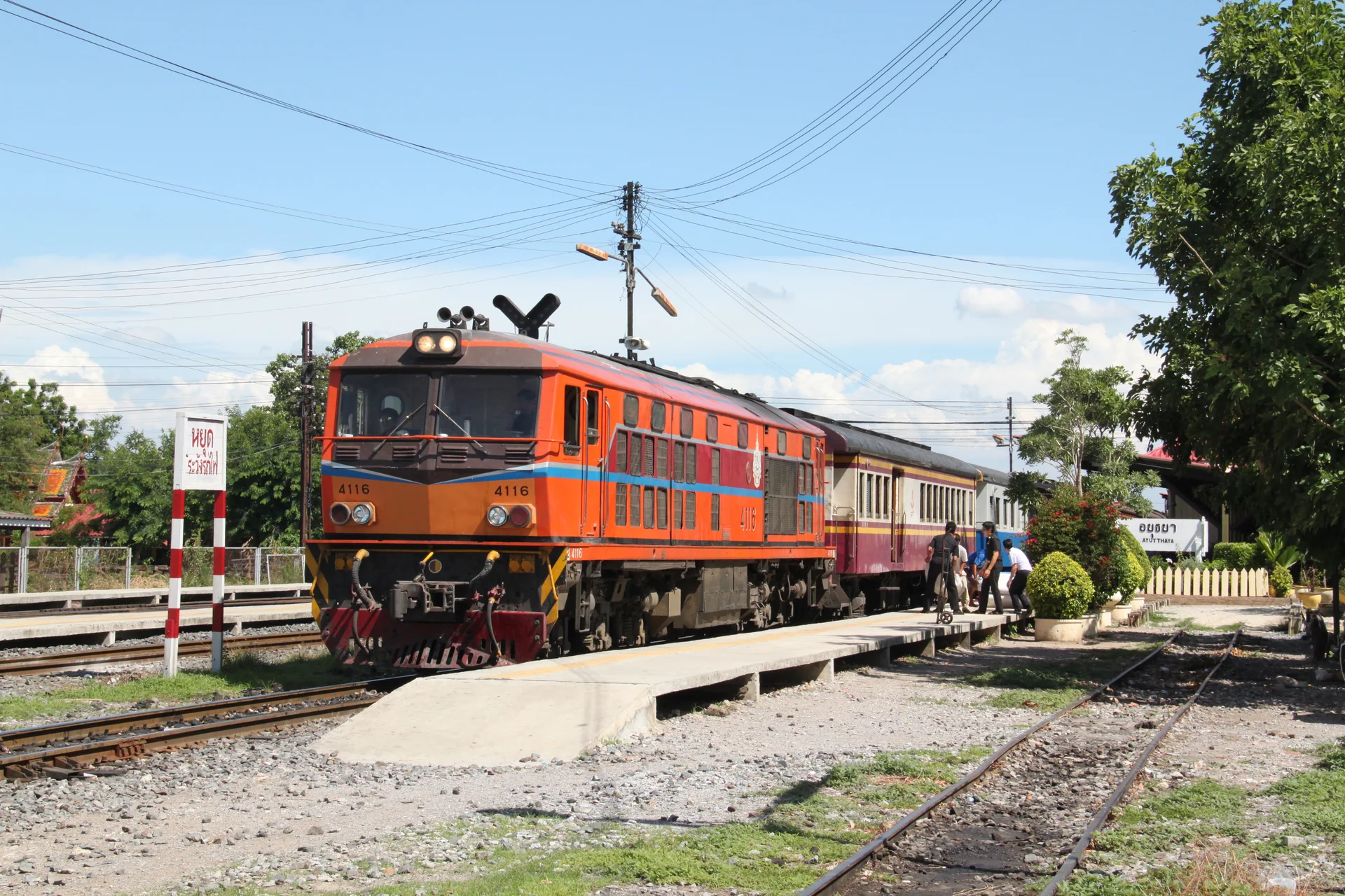 Trem na estação ferroviária de Ayutthaya em uma manhã clara.