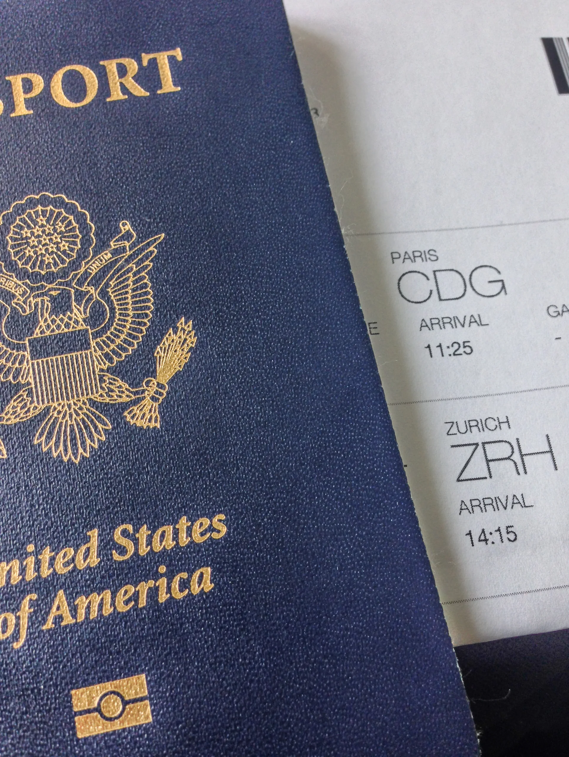 Passaporte e cartão de embarque em close, representando a organização de documentos para a viagem.