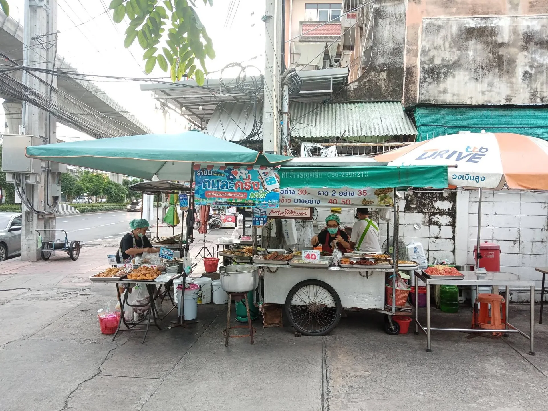 Carrinho de rua de arroz e curries prontos em Bangkok, visto durante o dia.