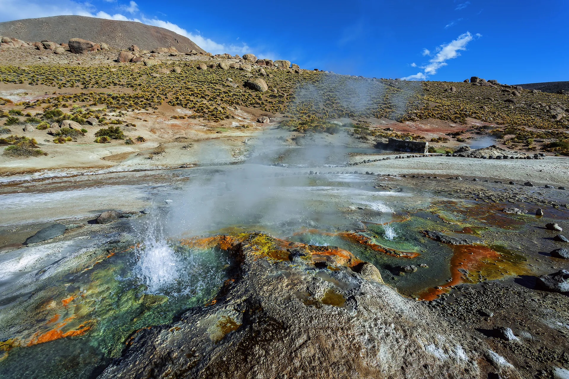 Água mineralizada e pequenas emissões de vapor no campo geotérmico de El Tatio.