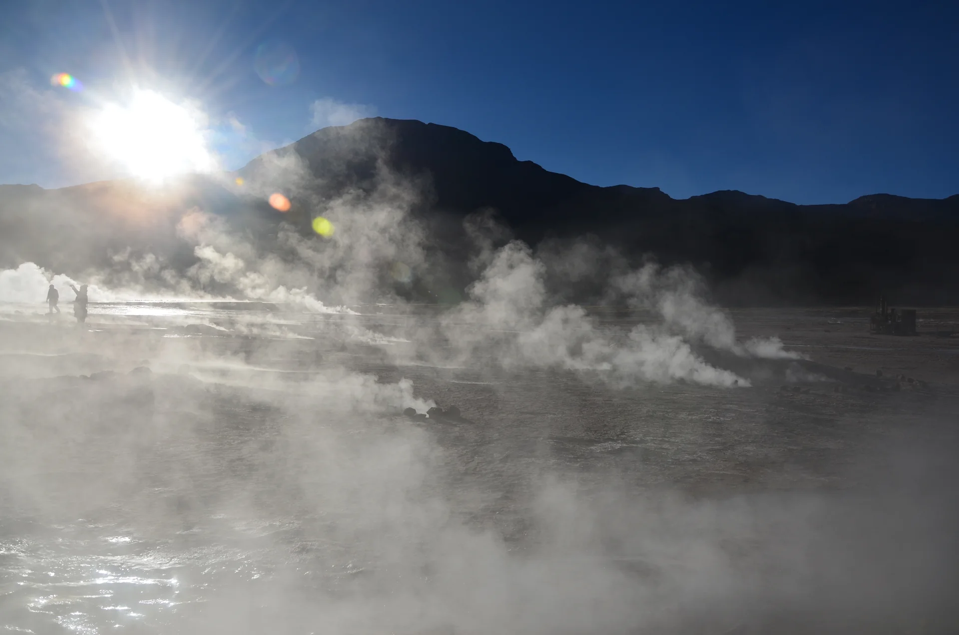 Vapor dos gêiseres iluminado pelo sol baixo em El Tatio.