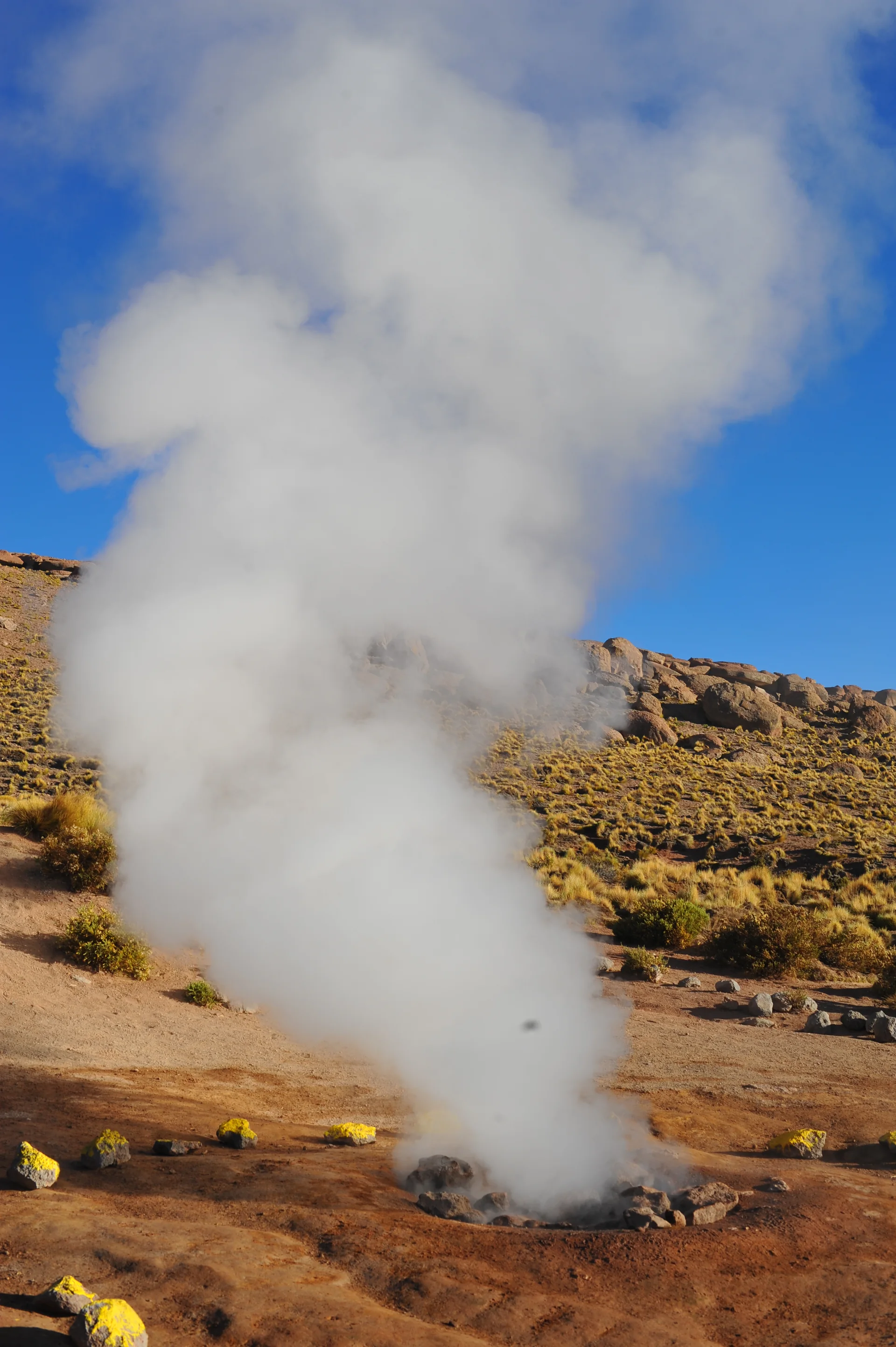 Emissão de vapor de uma abertura geotérmica em El Tatio.