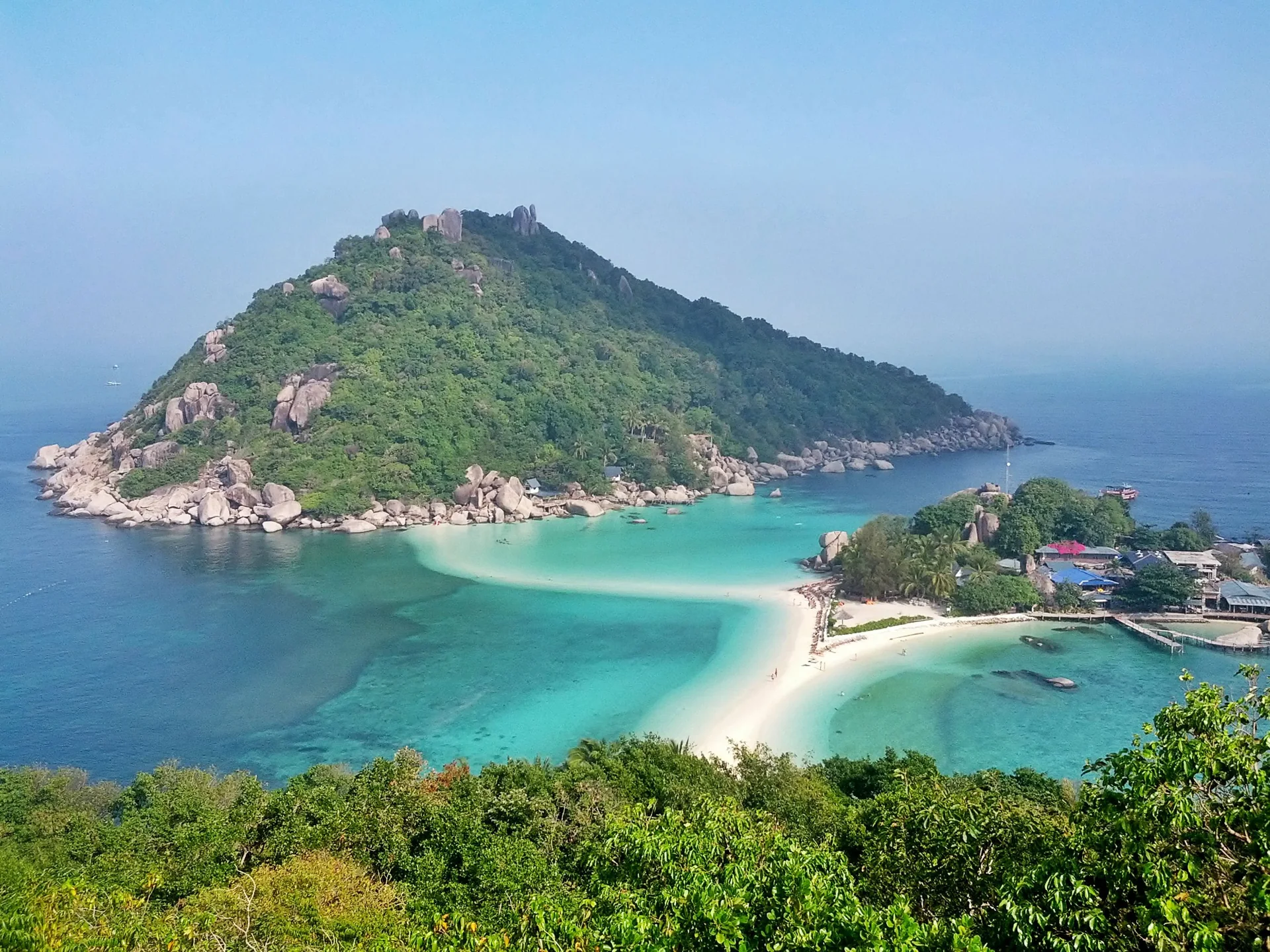 Vista elevada de Koh Nang Yuan, perto de Koh Tao, com banco de areia claro, vegetação e mar turquesa.
