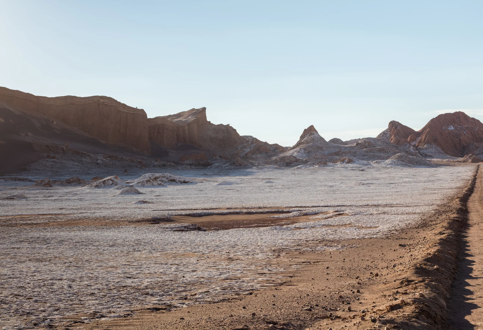 Formações de sal e rocha no Valle de la Luna, em San Pedro de Atacama, sob luz natural clara.