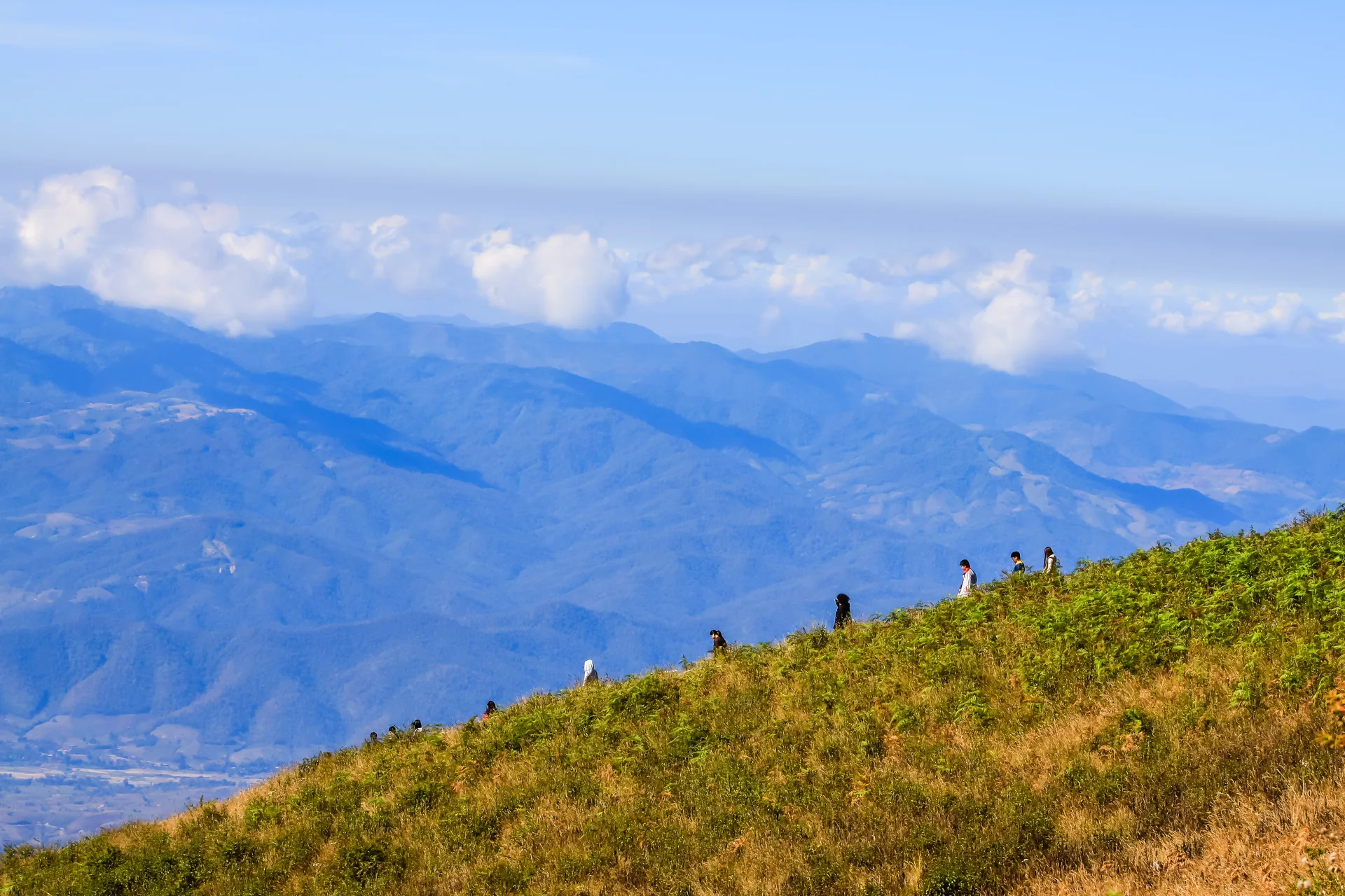 Paisagem montanhosa vista da trilha Kew Mae Pan, no Parque Nacional de Doi Inthanon, em Chiang Mai.