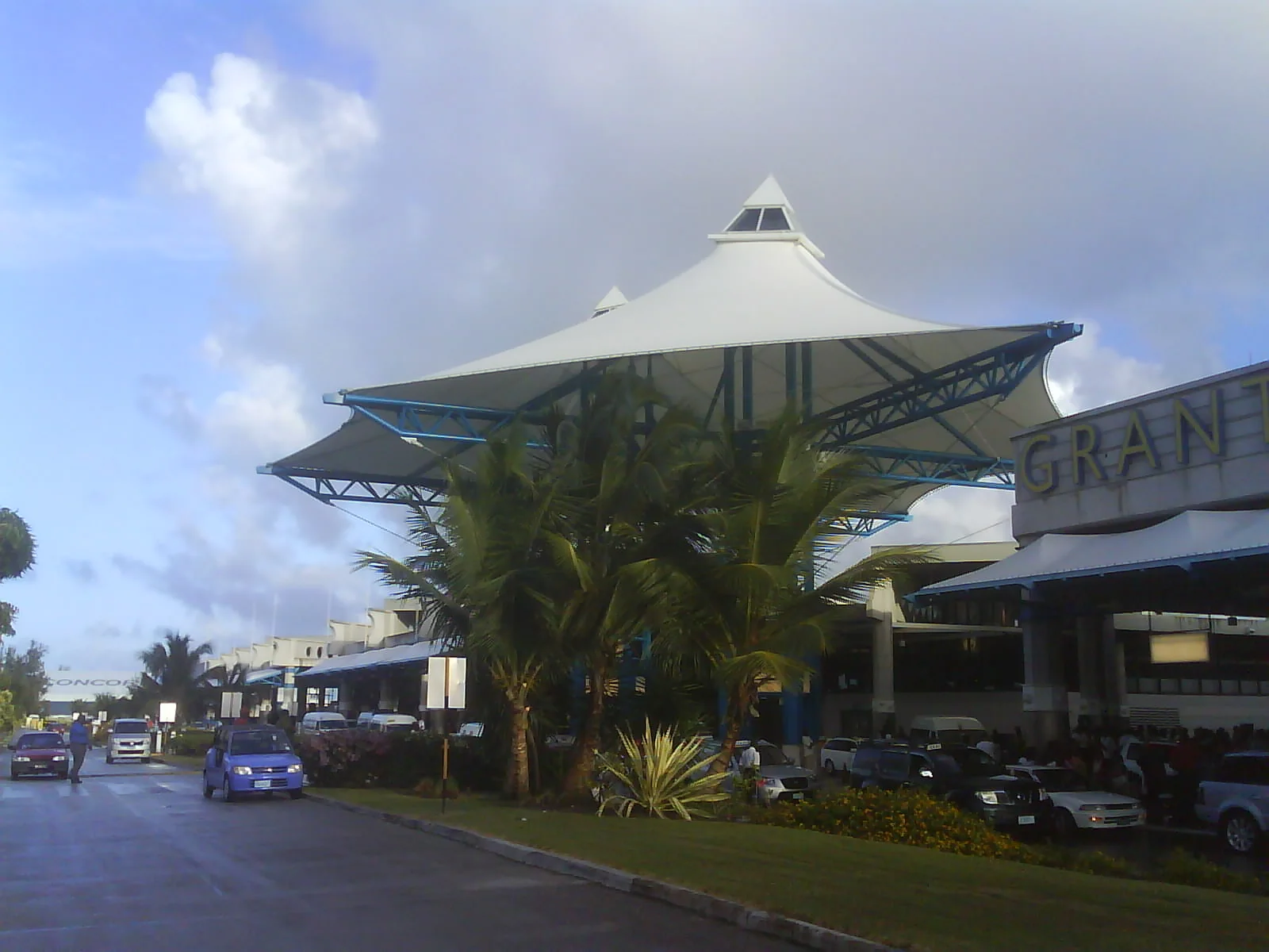 Área externa do Aeroporto Internacional Grantley Adams, em Seawell, Barbados, sob luz do dia.
