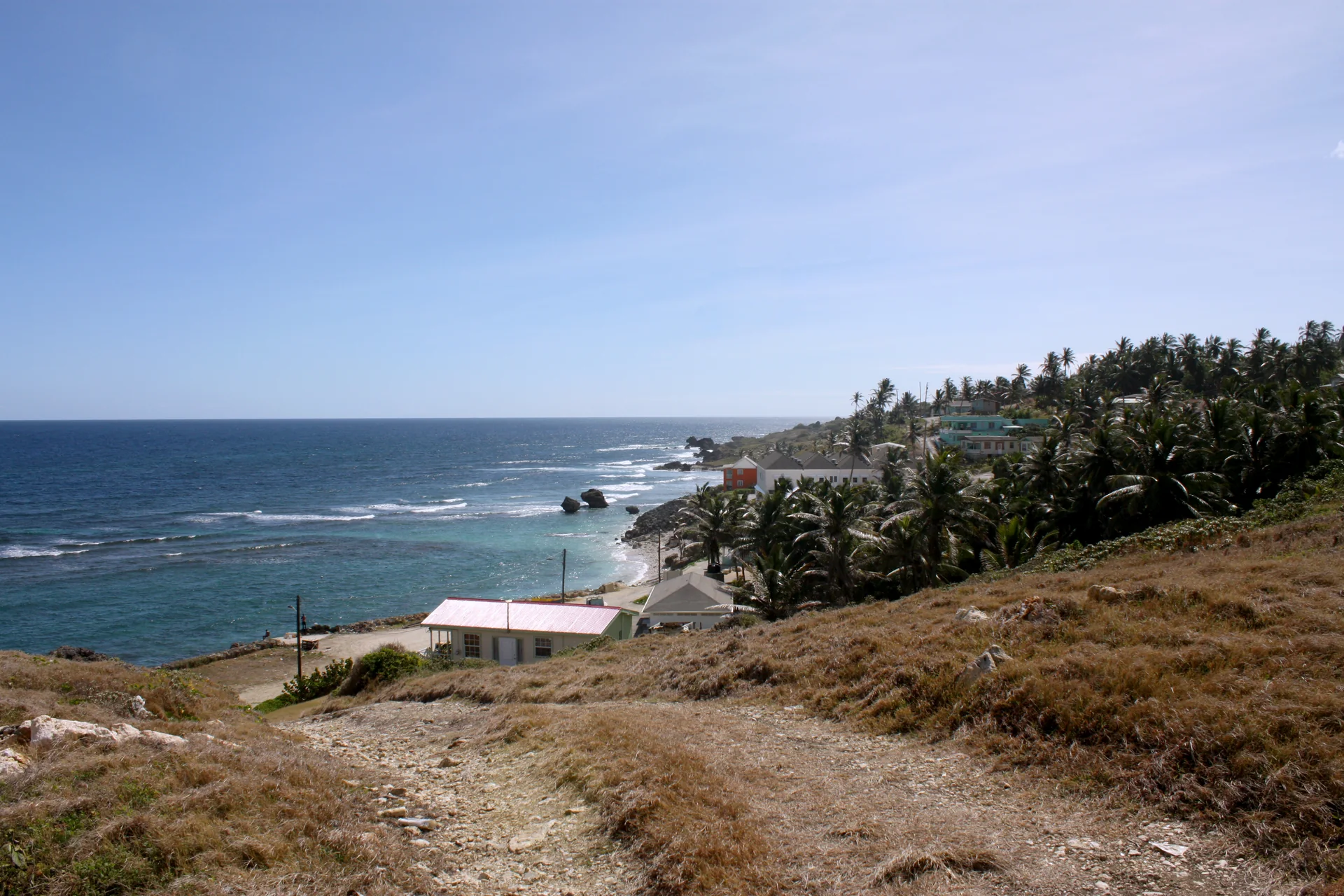 Costa atlântica de Bathsheba, em Barbados, vista para o sul com mar aberto e vegetação costeira.