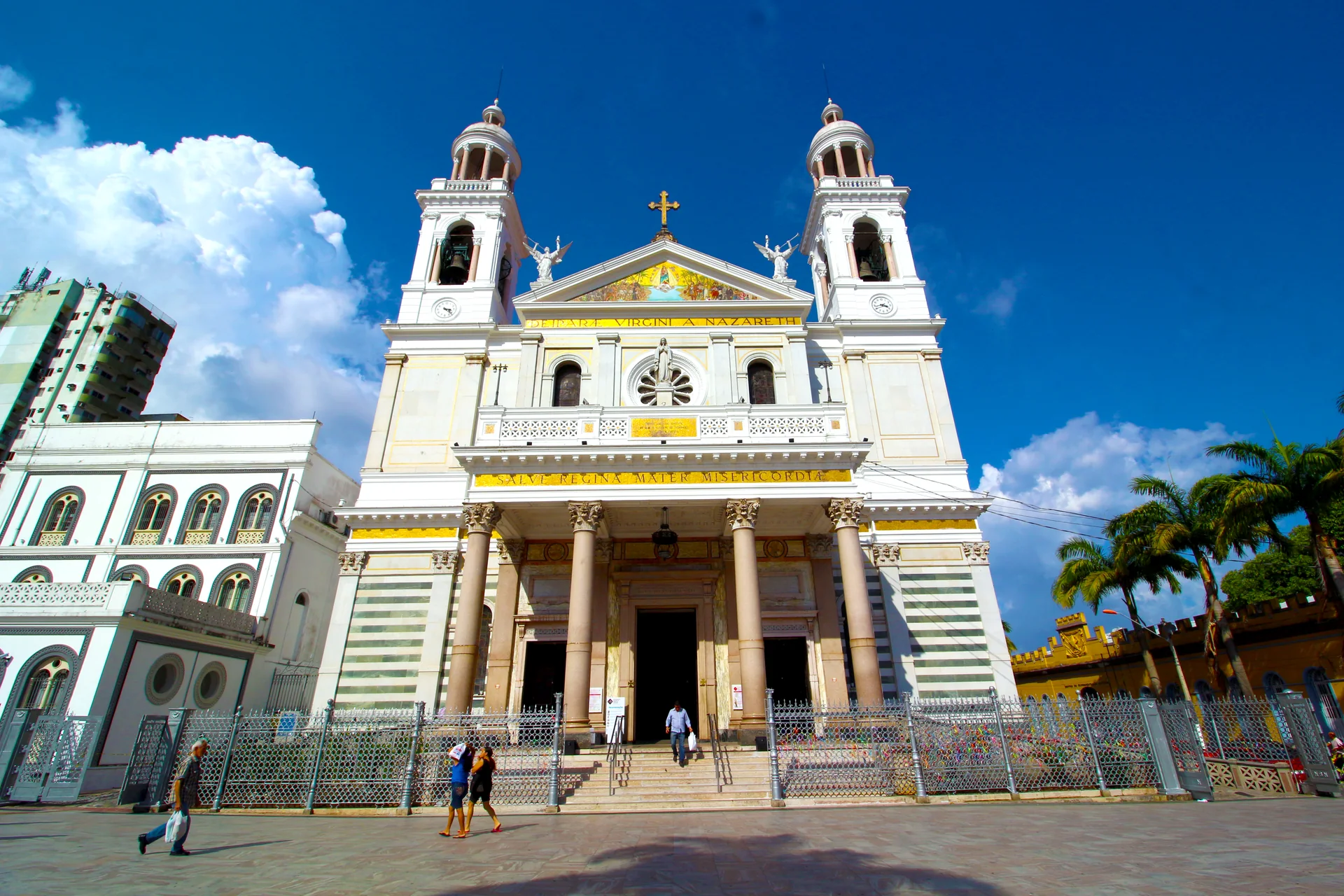 Fachada da Basílica Santuário de Nossa Senhora de Nazaré, em Belém, sob céu azul e luz natural.