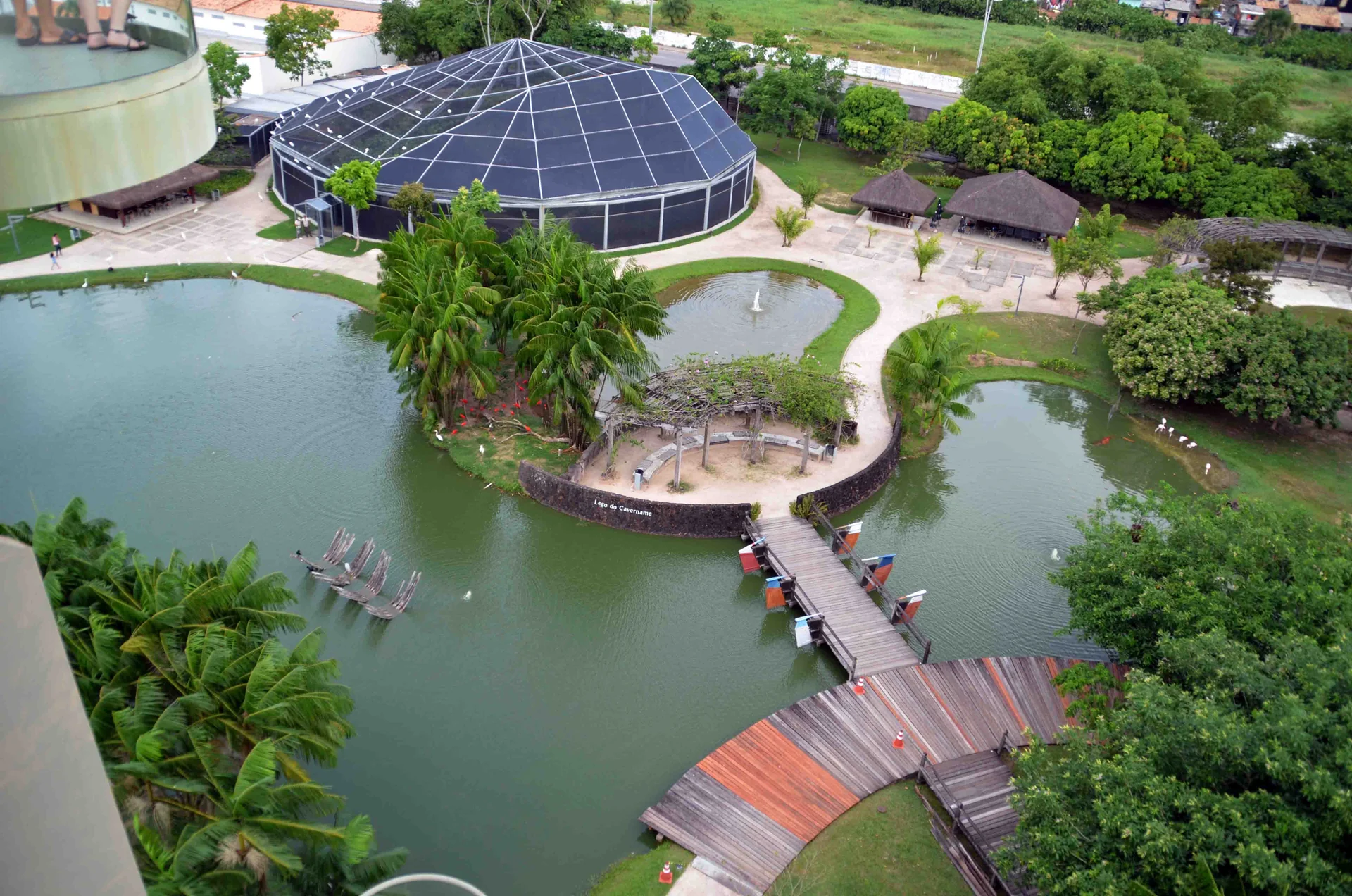 Vista elevada do Mangal das Garças, com lago, vegetação tropical e estruturas do parque em Belém.