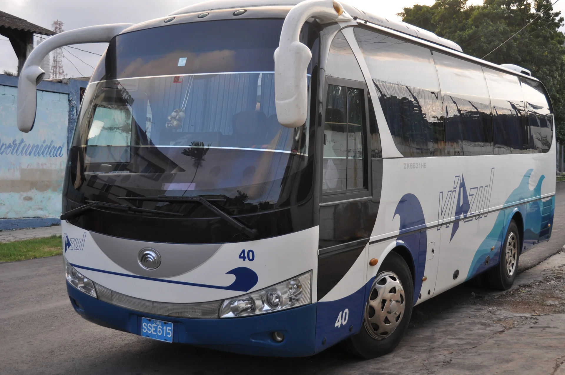 Ônibus branco e azul da Viazul estacionado em Havana durante o dia.