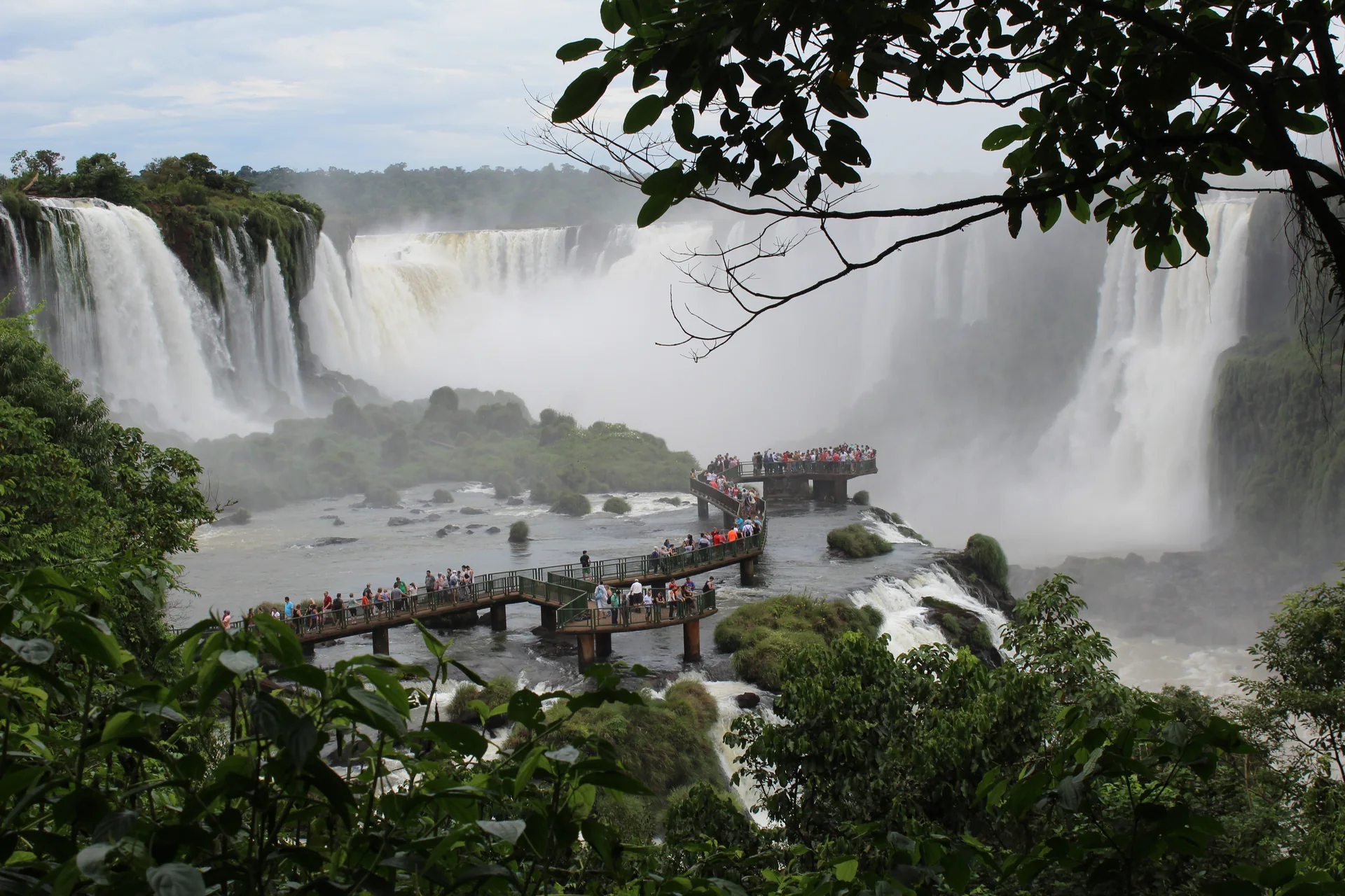 Passarela com visitantes diante das quedas das Cataratas do Iguaçu, vista pelo lado brasileiro.