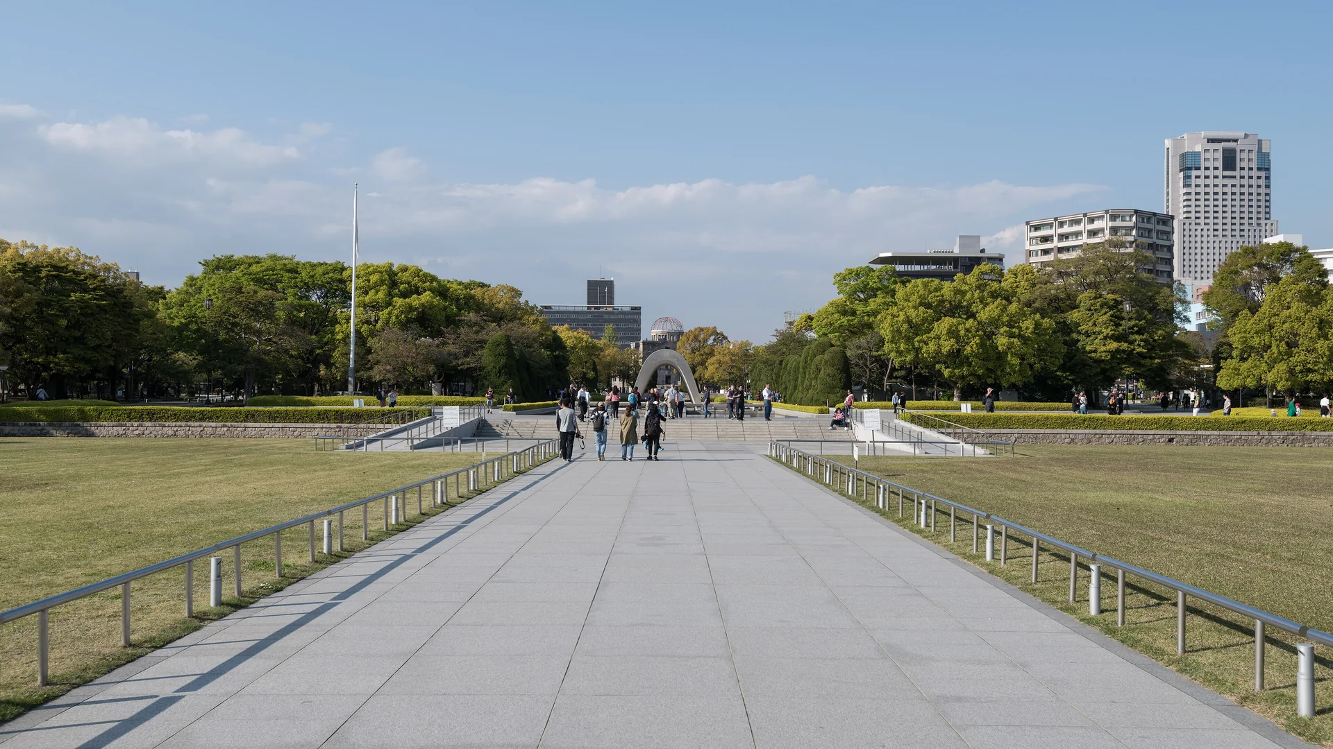 Cenotáfio e caminhos do Parque Memorial da Paz de Hiroshima, em vista diurna e respeitosa.