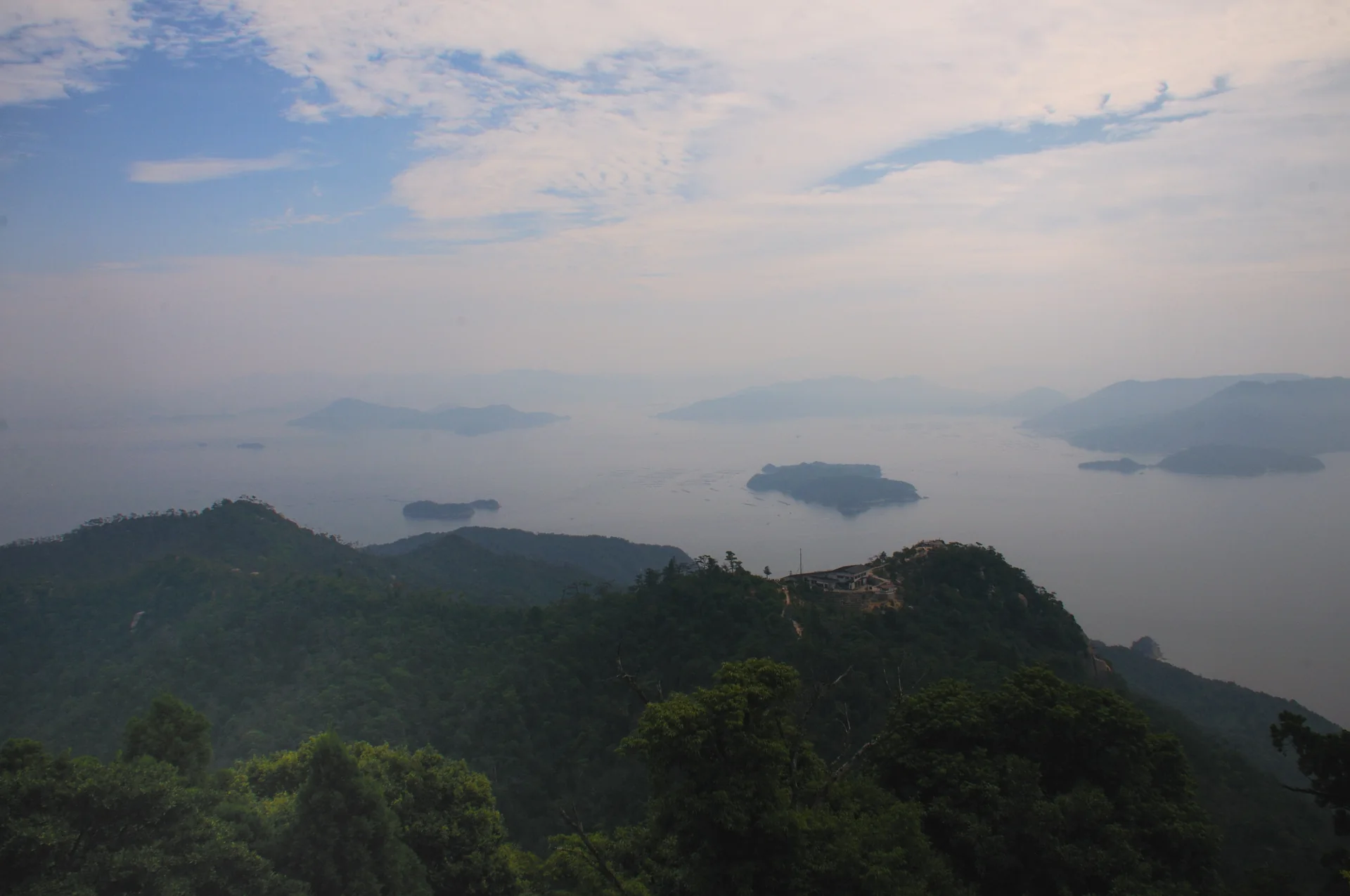Vista panorâmica do Mar Interior de Seto e de ilhas próximas a partir do Monte Misen, em Miyajima.