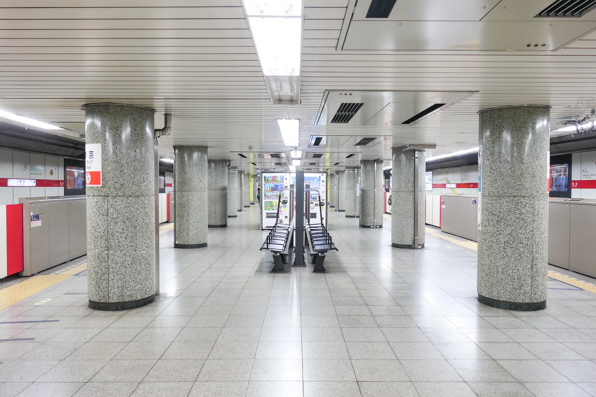 Plataforma da Linha Marunouchi do Tokyo Metro na Estação Tokyo, com placas de orientação e portas de plataforma.