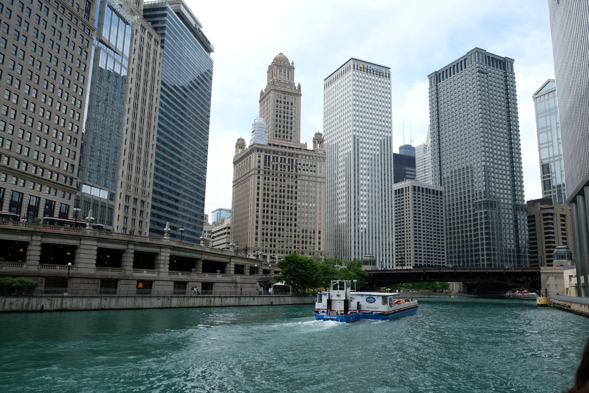 Vista diurna do Chicago River com pontes móveis e arranha-céus do Loop sob céu claro.