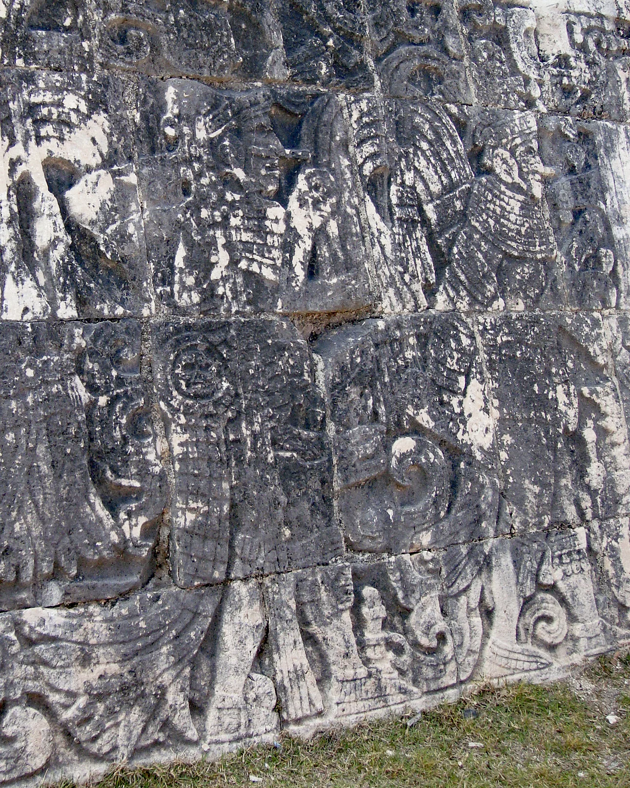 Relevo de guerreiros esculpido em pedra na parede do Grande Jogo de Bola de Chichén Itzá.