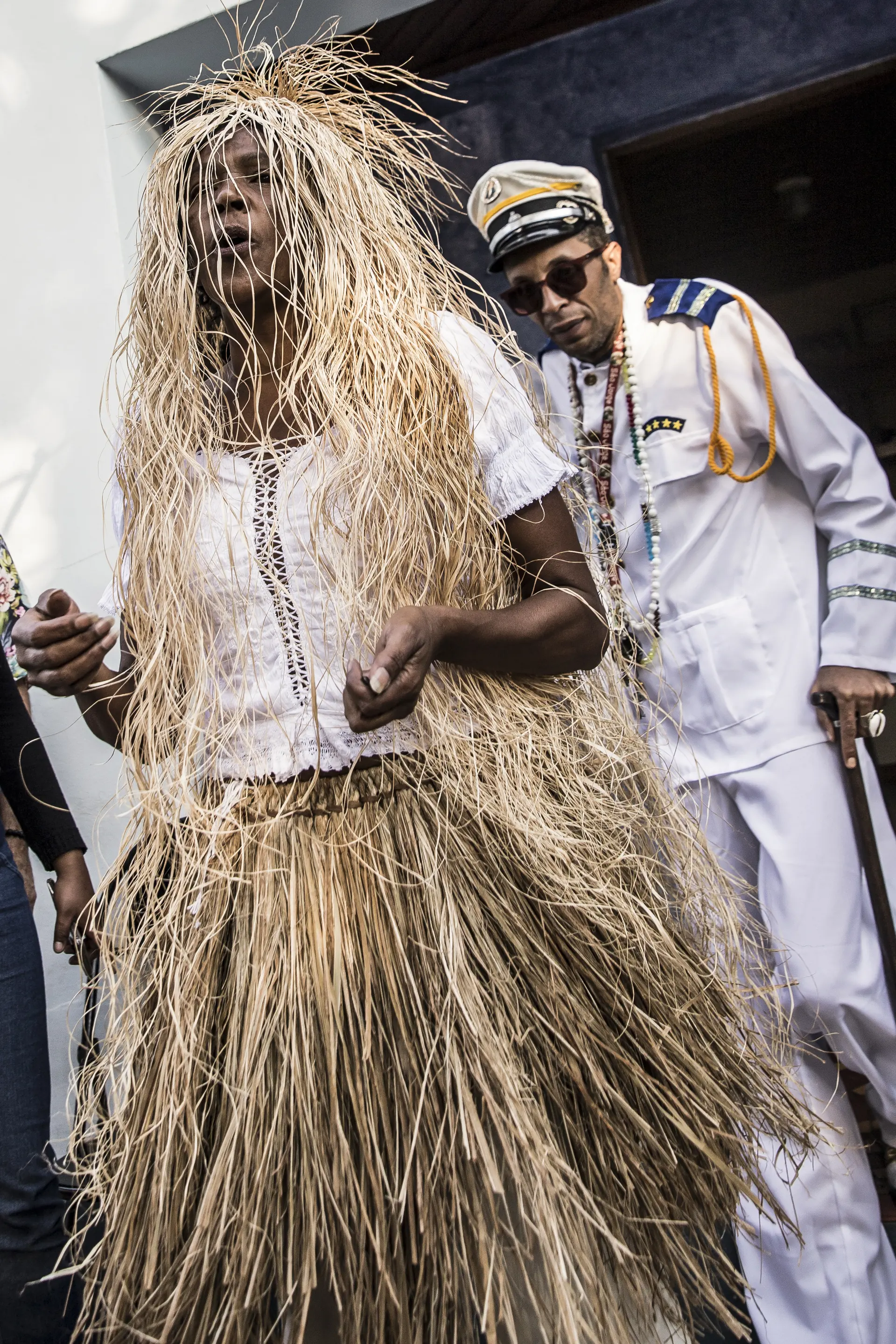Participantes da Congada de São Benedito de Cotia em festa pública durante o dia.