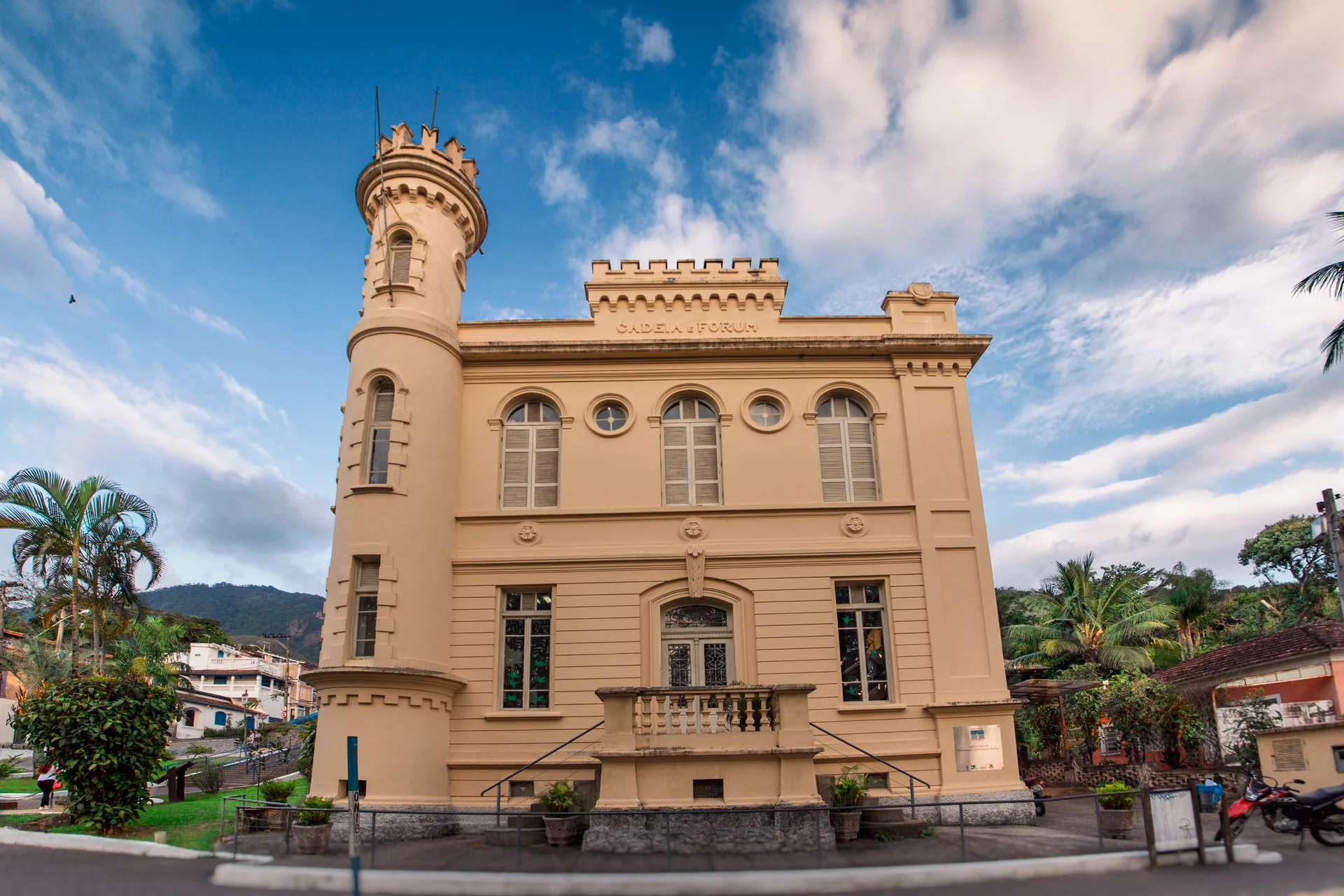 Fachada da Antiga Cadeia e Fórum de Ilhabela, edifício histórico no núcleo urbano da cidade.