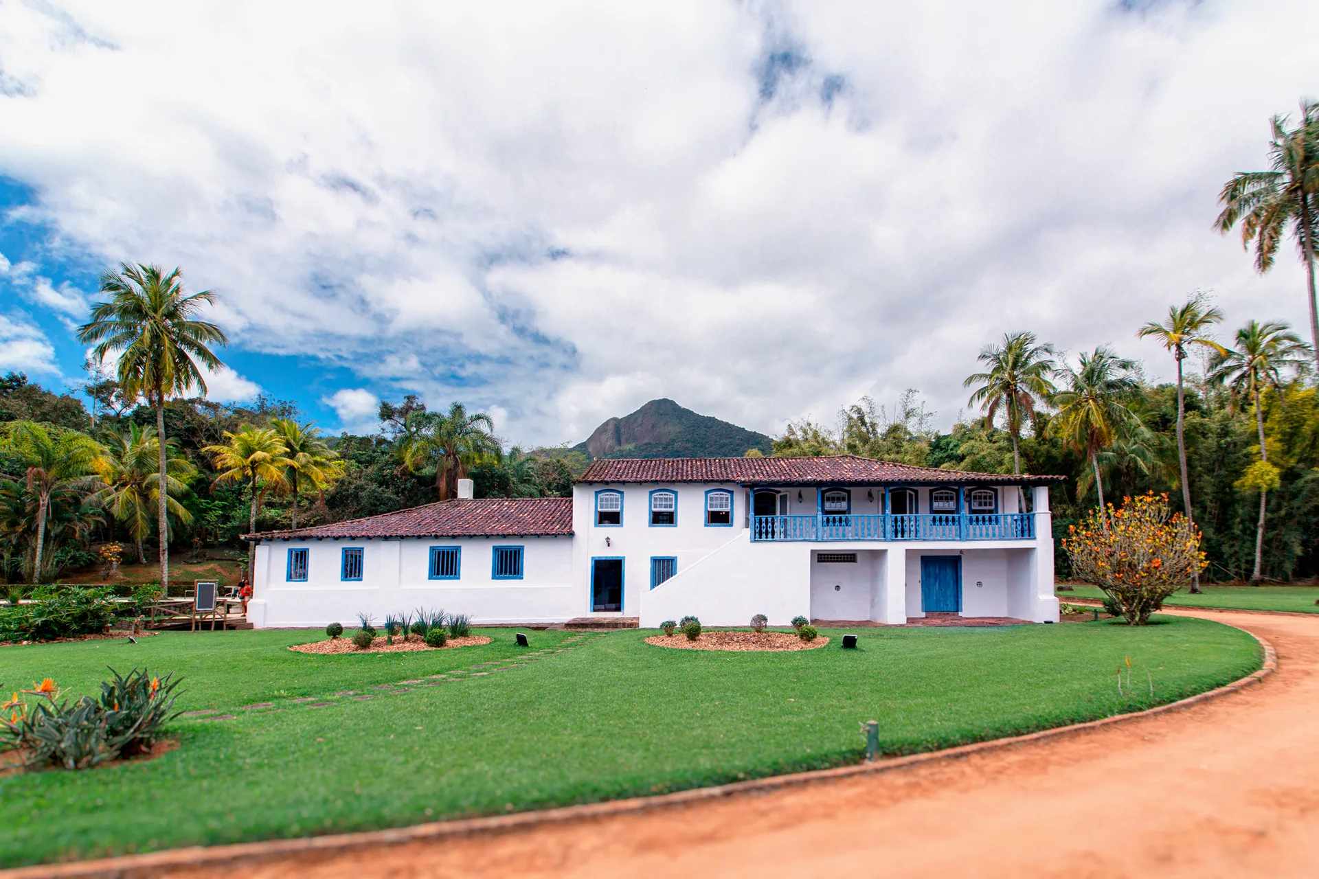 Casa-sede histórica da Fazenda Engenho d’Água, em Ilhabela, em meio à vegetação.