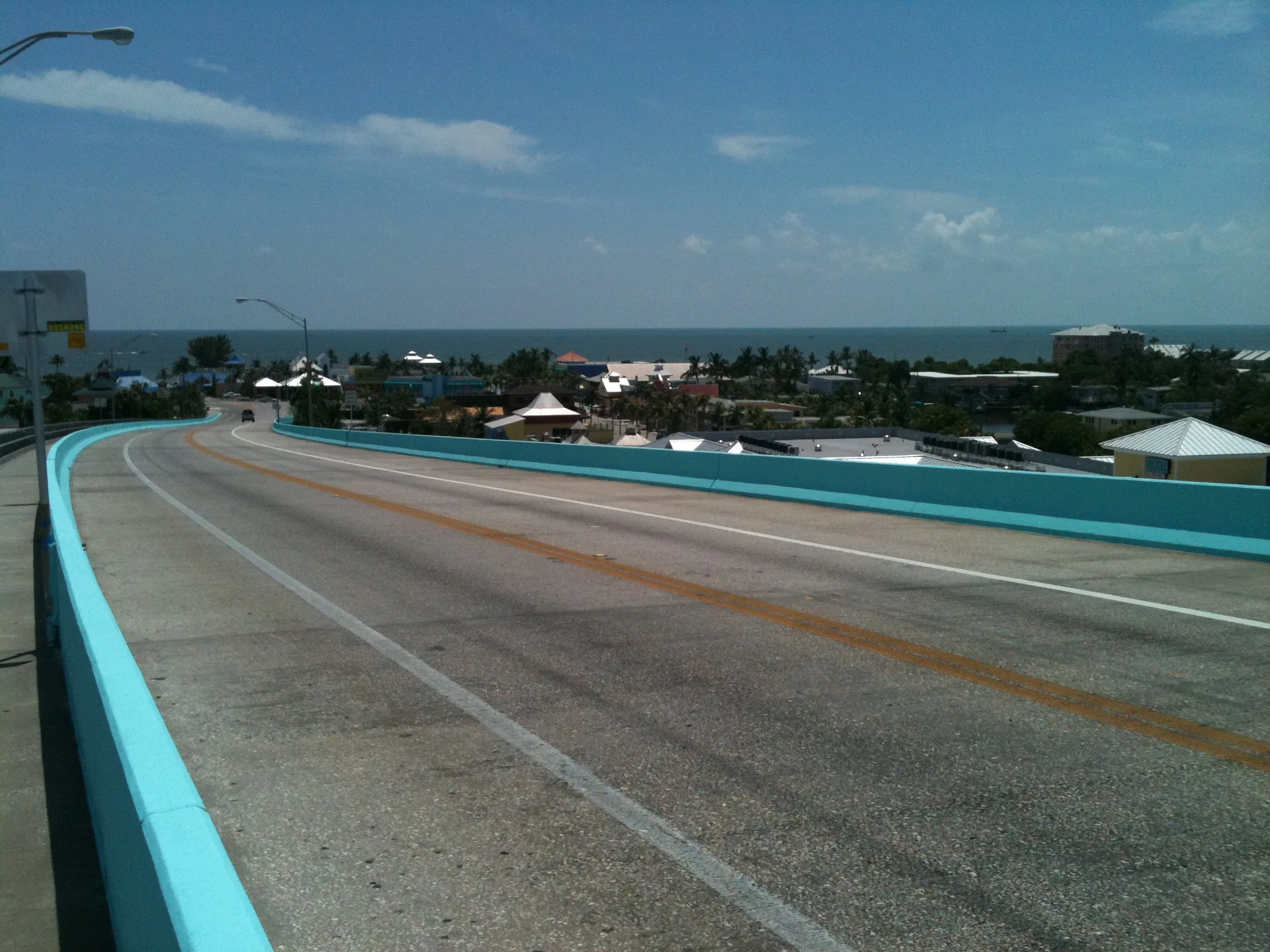 Vista diurna de Fort Myers Beach, com o Golfo do México, a faixa de areia e a área urbana ao fundo.
