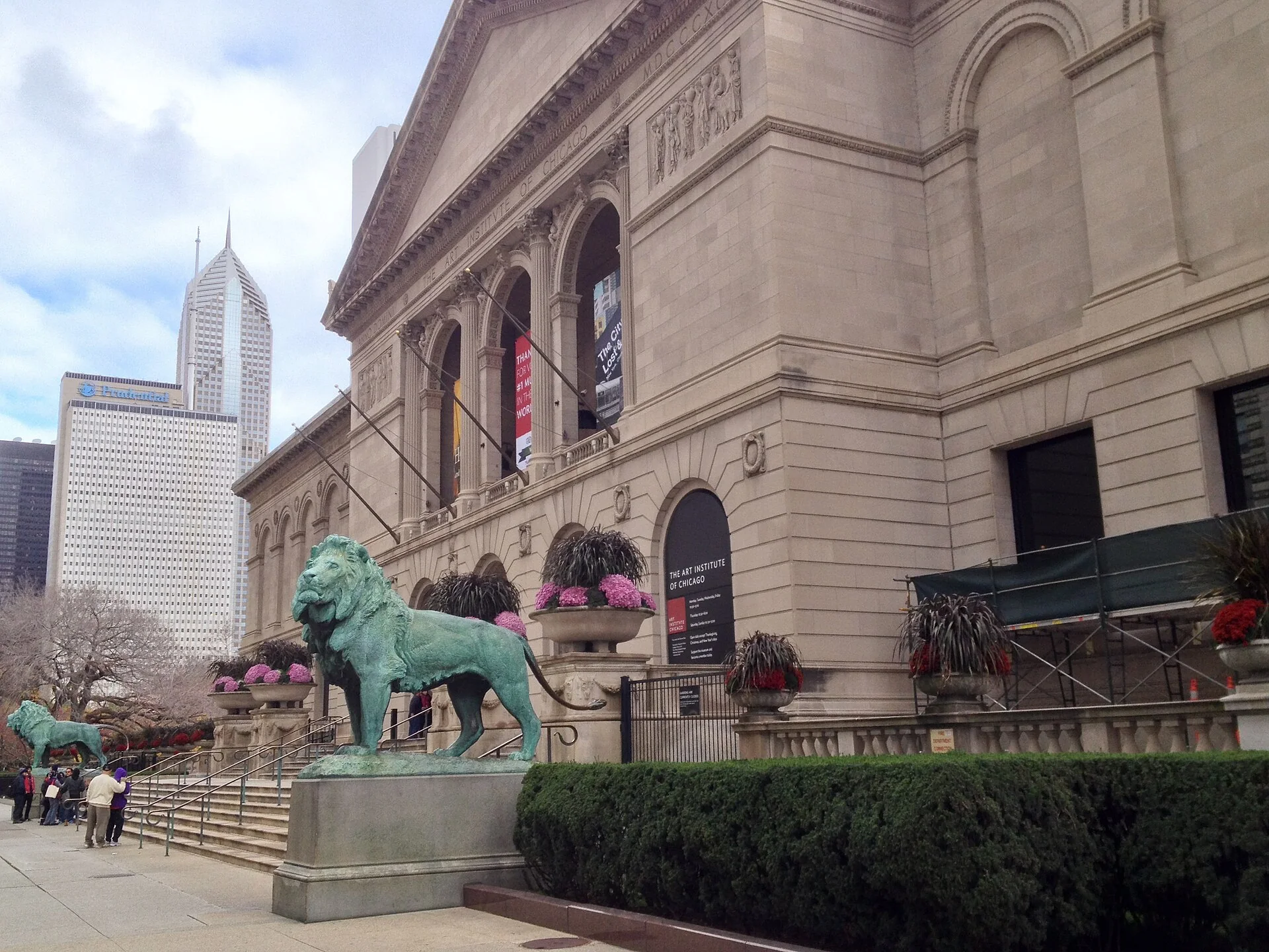 Fachada do Art Institute of Chicago com os leões de bronze em uma manhã clara, sem pessoas identificáveis em primeiro plano.