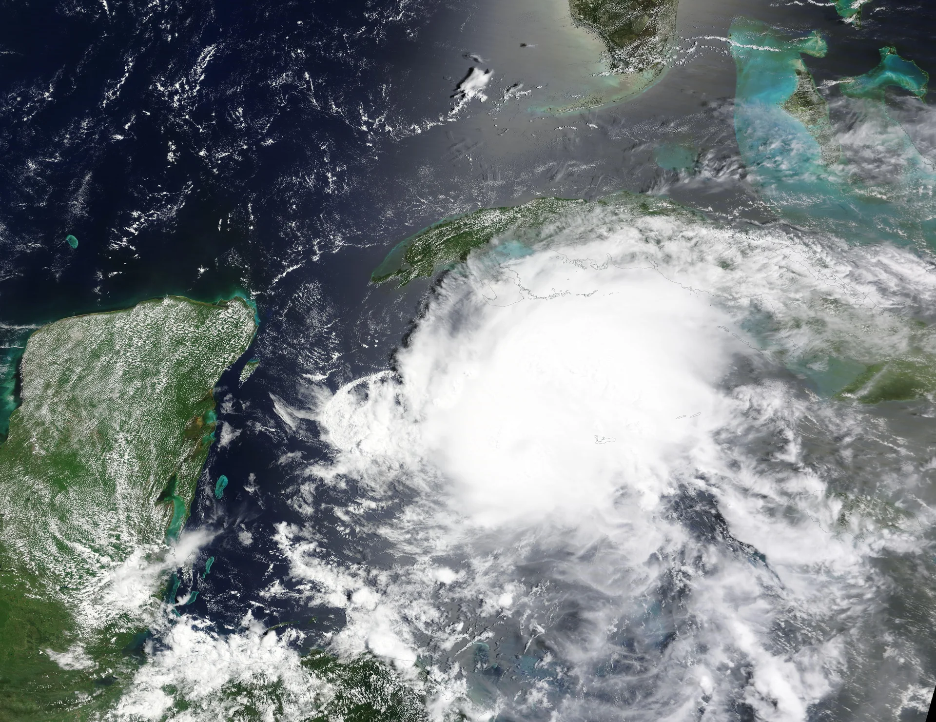 Imagem de satélite do furacão Beryl aproximando-se da Península de Yucatán em julho de 2024.