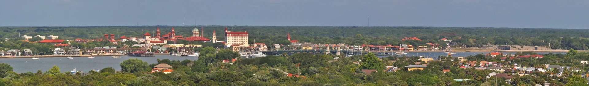 Panorama de St. Augustine visto do farol, com Matanzas Bay, o centro histórico e o Castillo de San Marcos ao fundo.