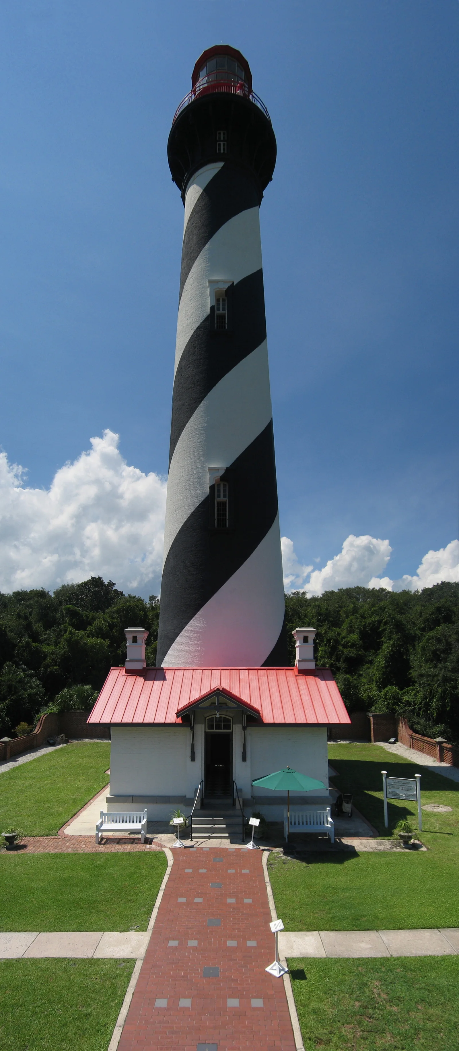 St. Augustine Lighthouse listrado em preto e branco, visto de baixo contra o céu azul.