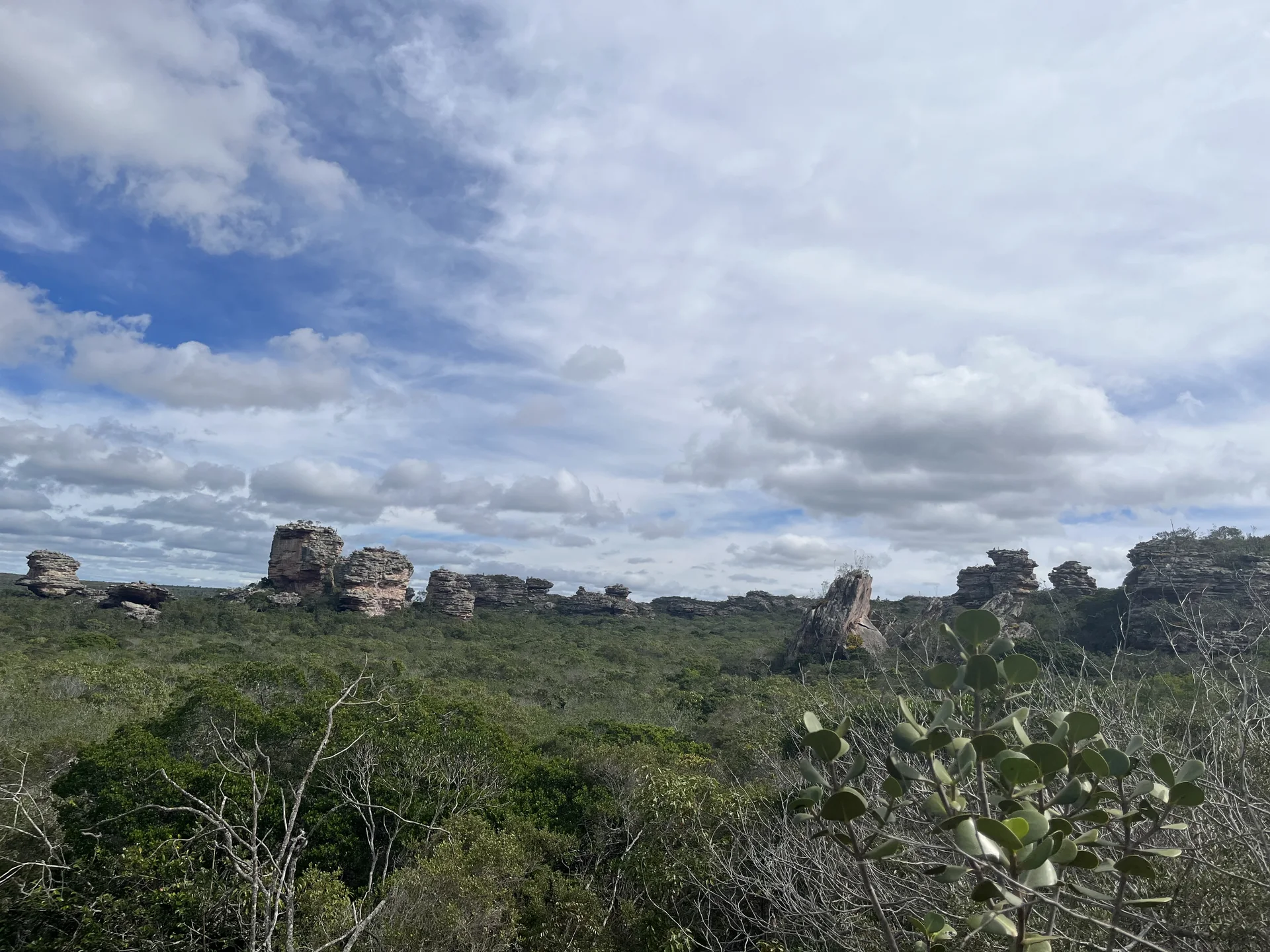 Formações rochosas de arenito na Vila do Ventura, em Morro do Chapéu, na Chapada Diamantina, vistas sob luz diurna.