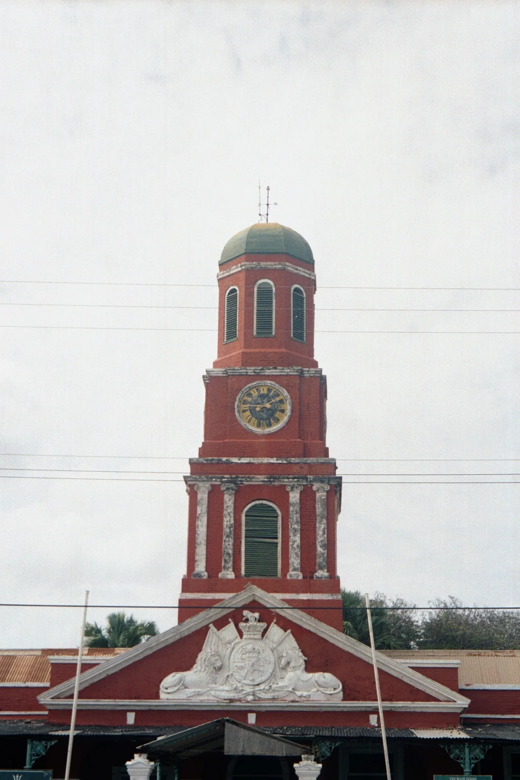 Torre do relógio vermelha do Main Guardhouse no Garrison Savannah, em Bridgetown, vista em luz natural.