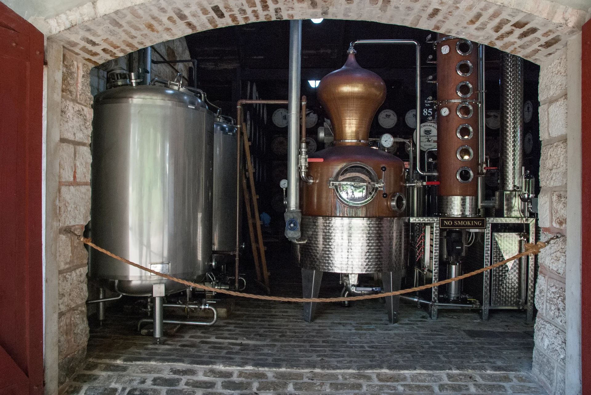 Alambique de cobre e equipamentos de destilação em instalação de rum de Barbados.