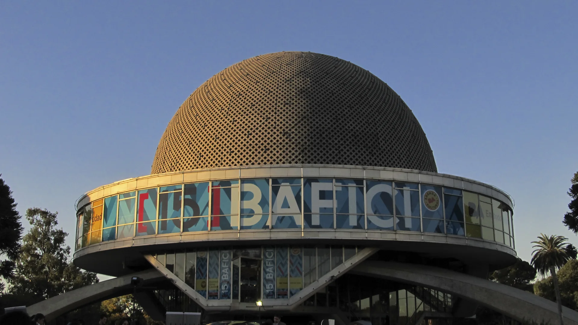 Vista externa diurna do Planetário Galileo Galilei em Palermo, Buenos Aires, com área verde ao redor