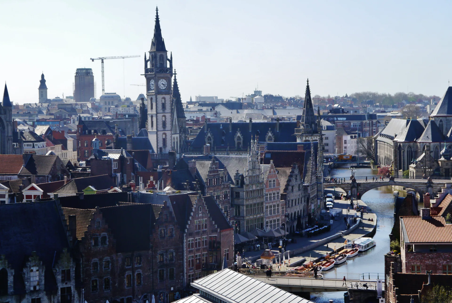 Vista diurna de telhados, canal e edifícios históricos de Gante a partir do Castelo Gravensteen.