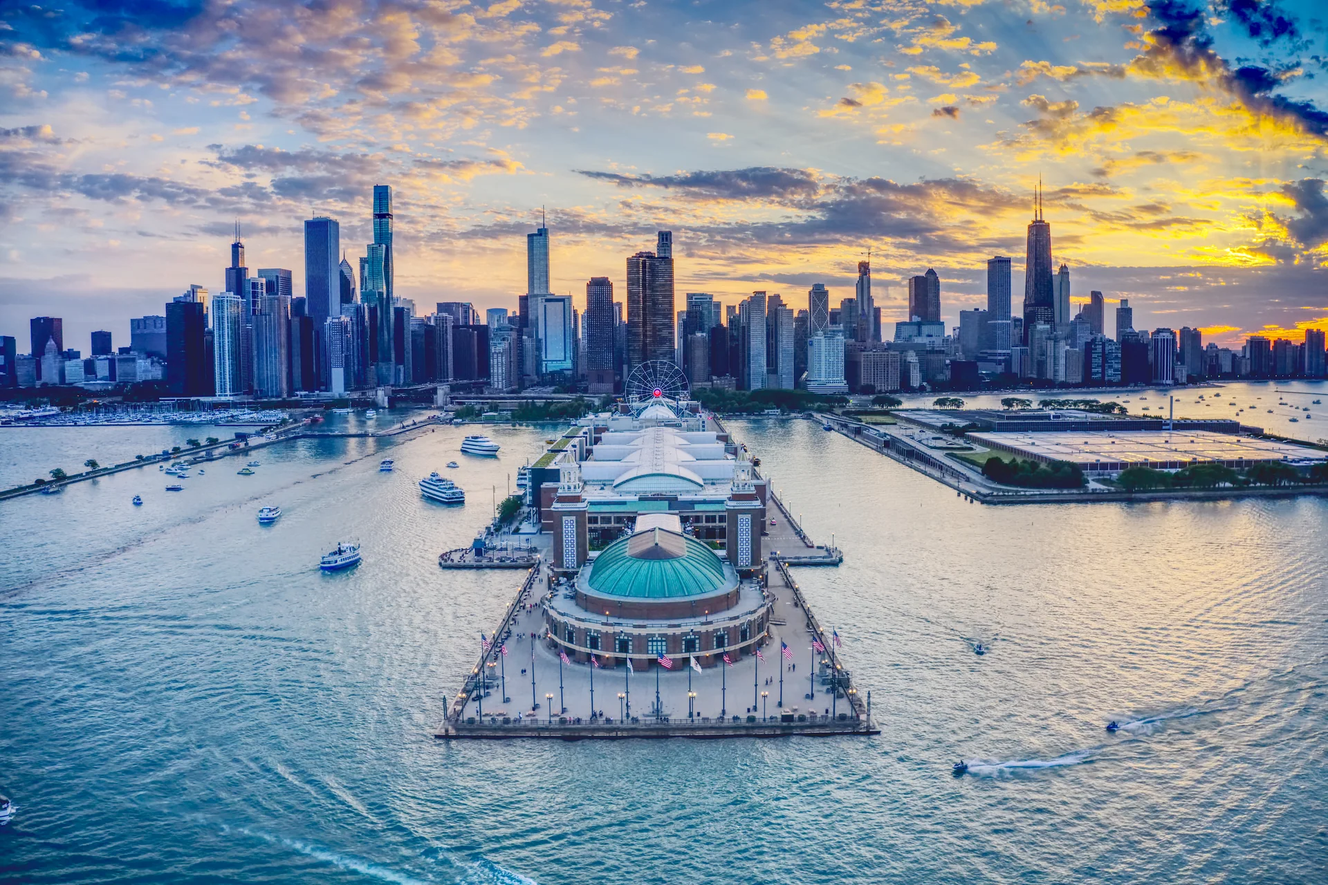 Vista aérea do Navy Pier avançando sobre o Lago Michigan em dia de verão claro.