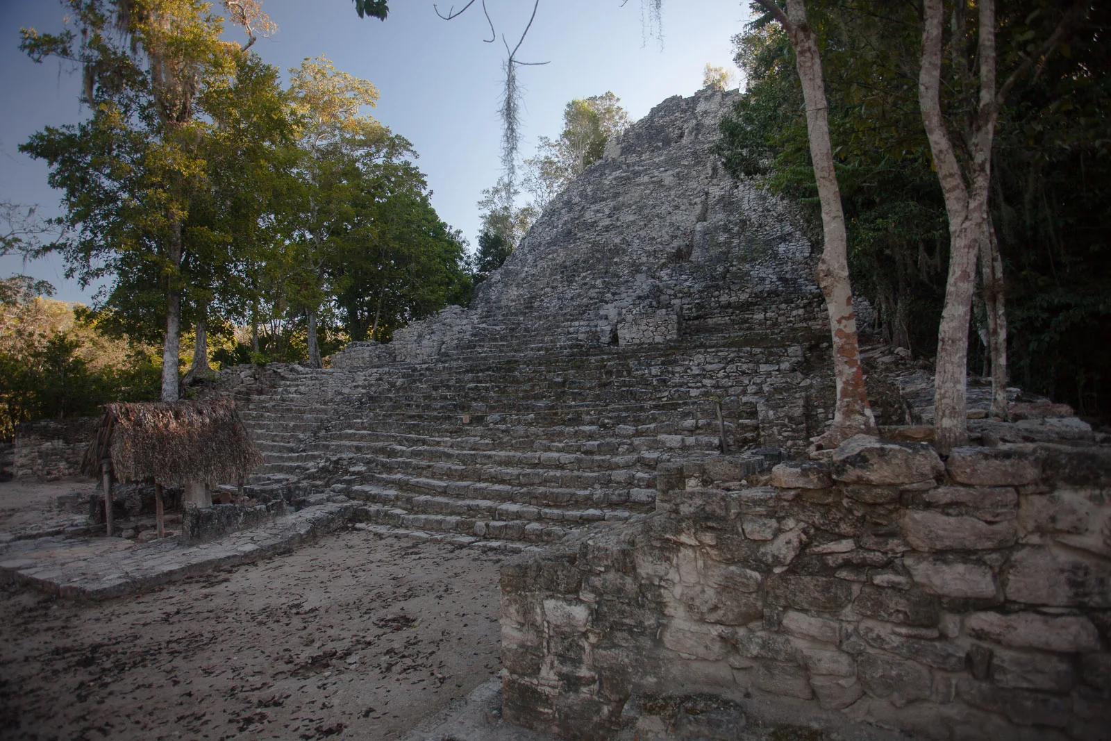 Pirâmide La Iglesia no Grupo Cobá, vista de frente em luz natural, com a Estela 11 protegida em primeiro plano.