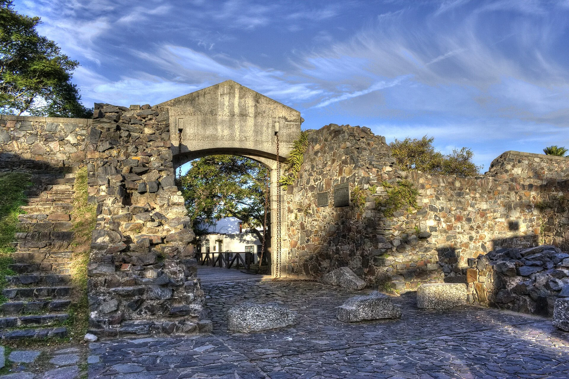 Portón de Campo e muralhas de pedra de Colônia do Sacramento, vistos em enquadramento documental e luz natural.