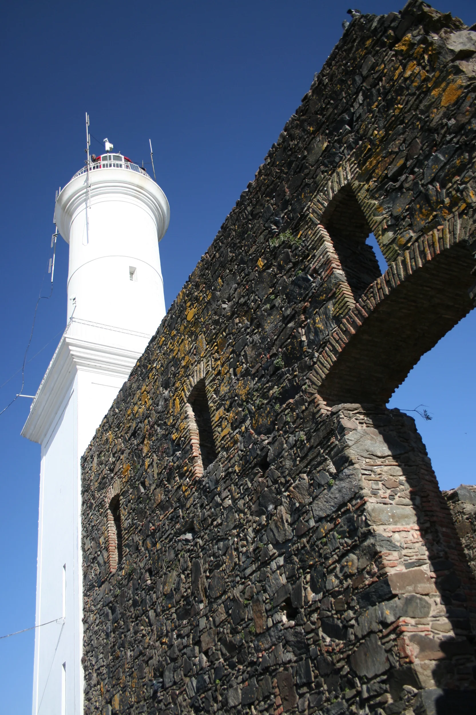 Farol de Colônia do Sacramento ao lado das ruínas do Convento de San Francisco Javier, visto em luz natural.