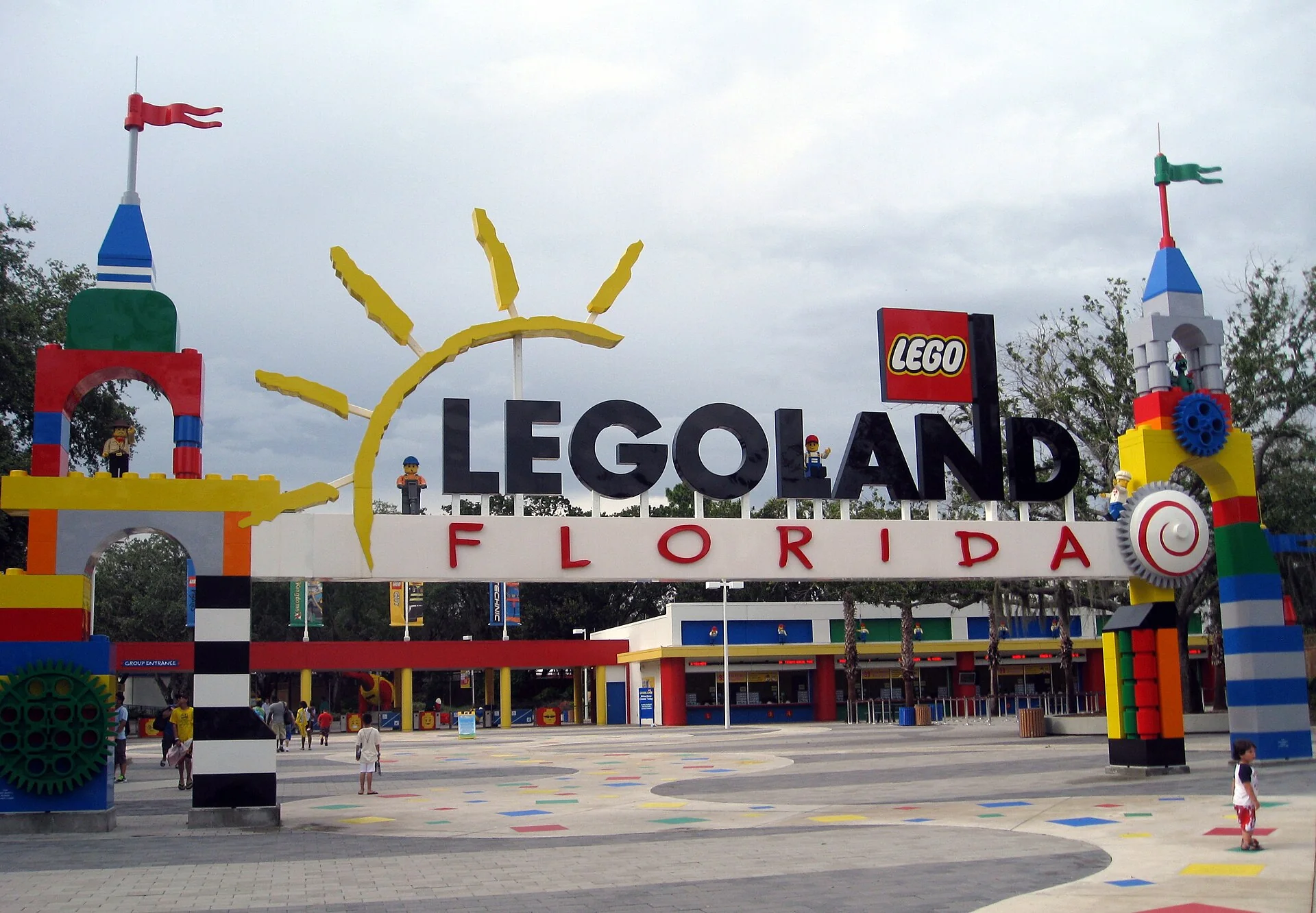 Pórtico colorido com o nome LEGOLAND Florida na entrada do parque em Winter Haven, sob luz diurna.