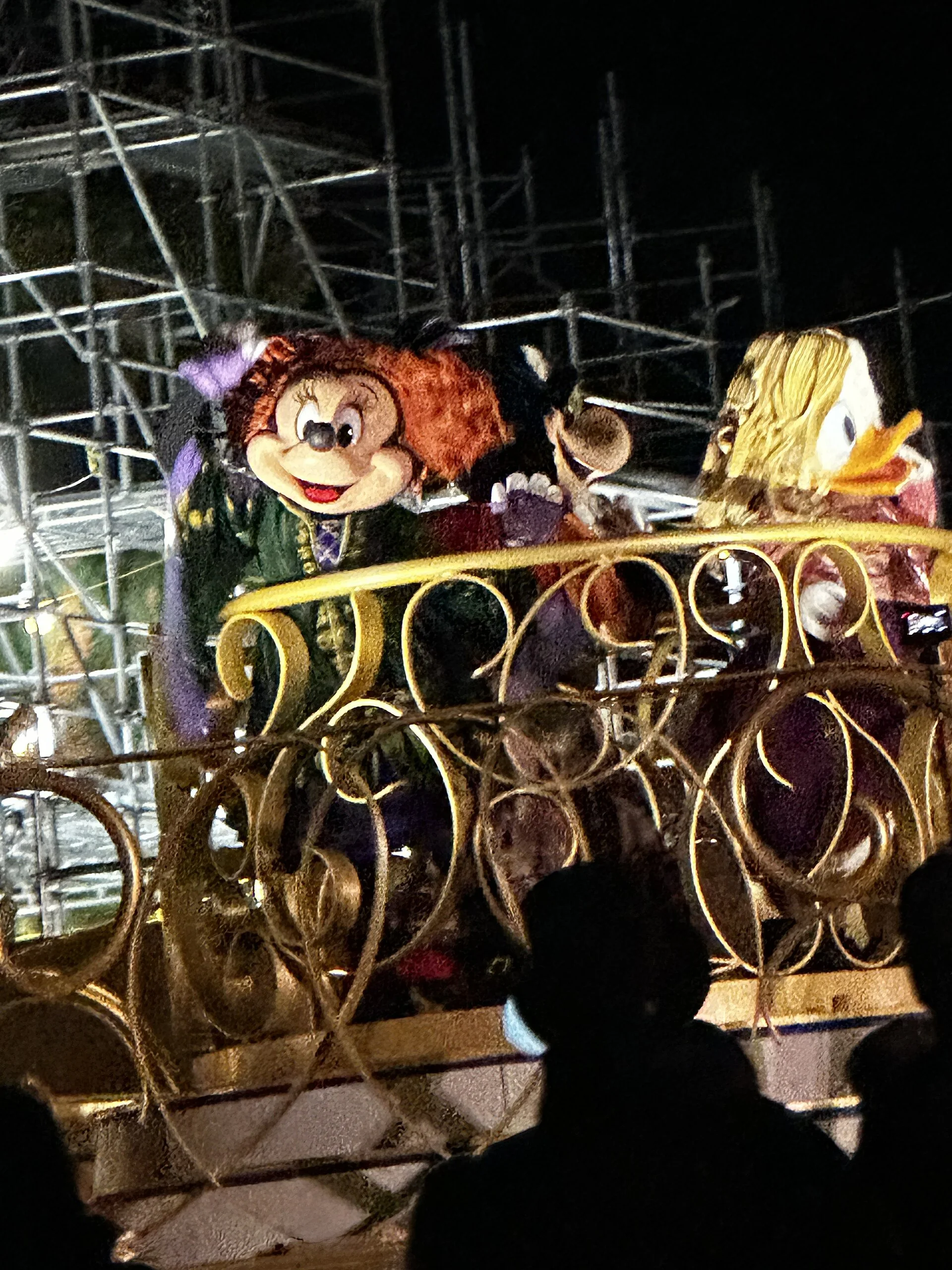 Minnie Mouse, Clarabelle Cow e Daisy Duck caracterizadas como as irmãs Sanderson no espetáculo noturno da festa Mickey’s Not-So-Scary no Magic Kingdom.