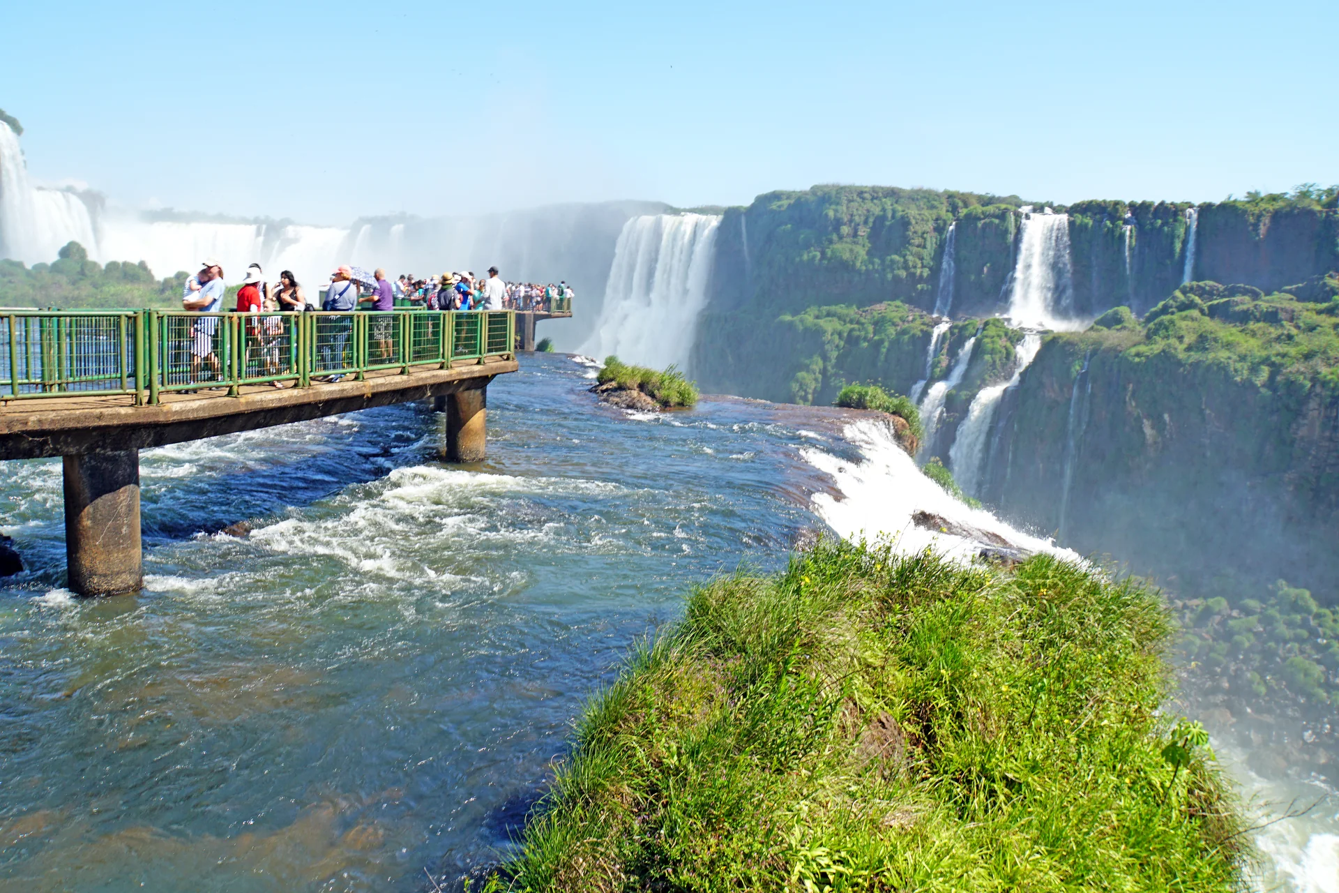 Vista ampla e licenciada da passarela das Cataratas do Iguaçu em luz natural clara