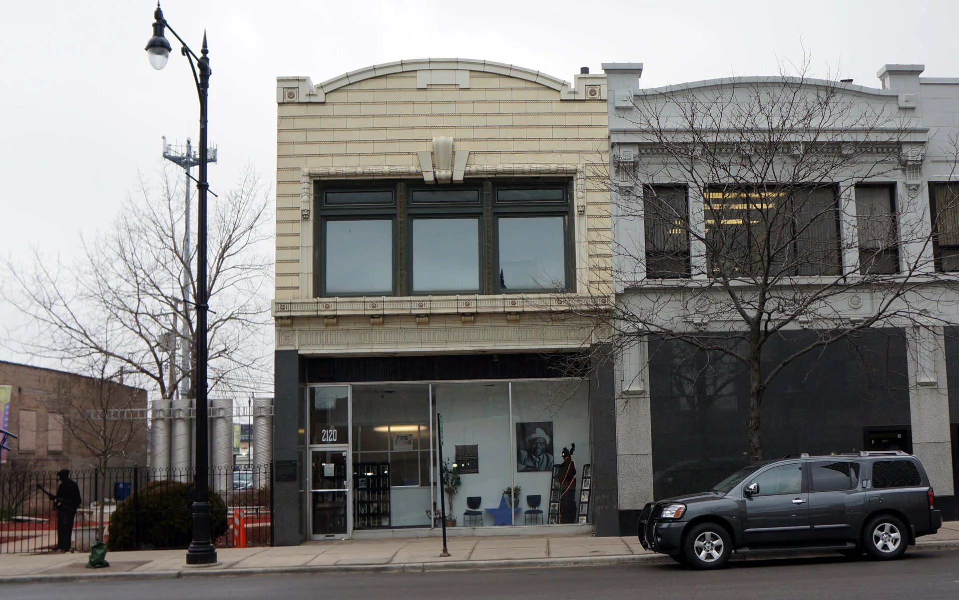 Fachada do Chess Records Studios em Chicago, com prédio baixo e antigo ao lado de construções da rua.