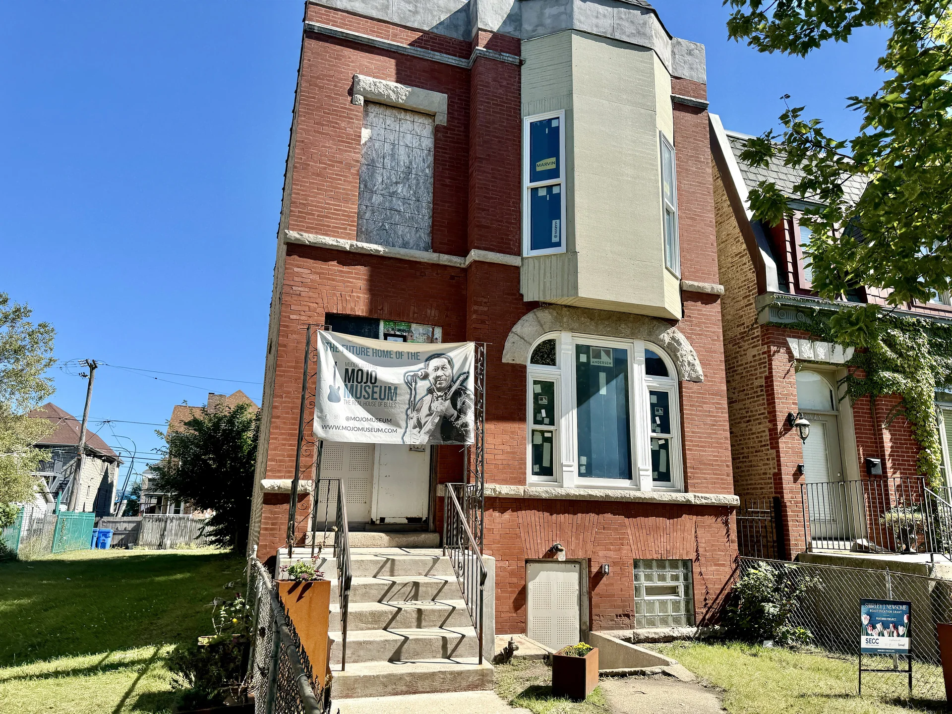 Casa de tijolos vermelhos onde Muddy Waters viveu em Kenwood, no South Side de Chicago, fotografada em dia ensolarado.