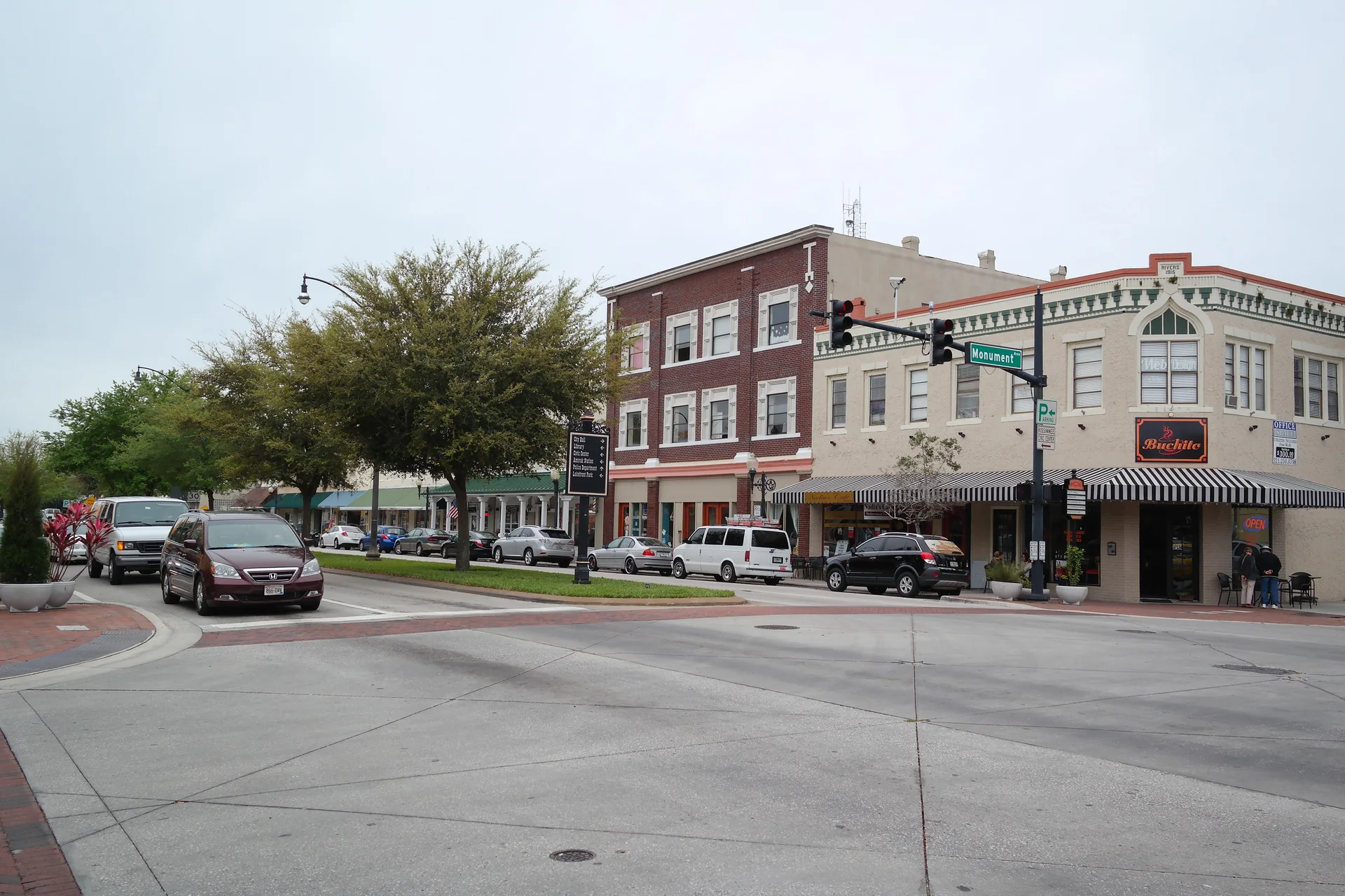 Fachadas históricas e cruzamento no distrito histórico de Kissimmee, durante o dia.